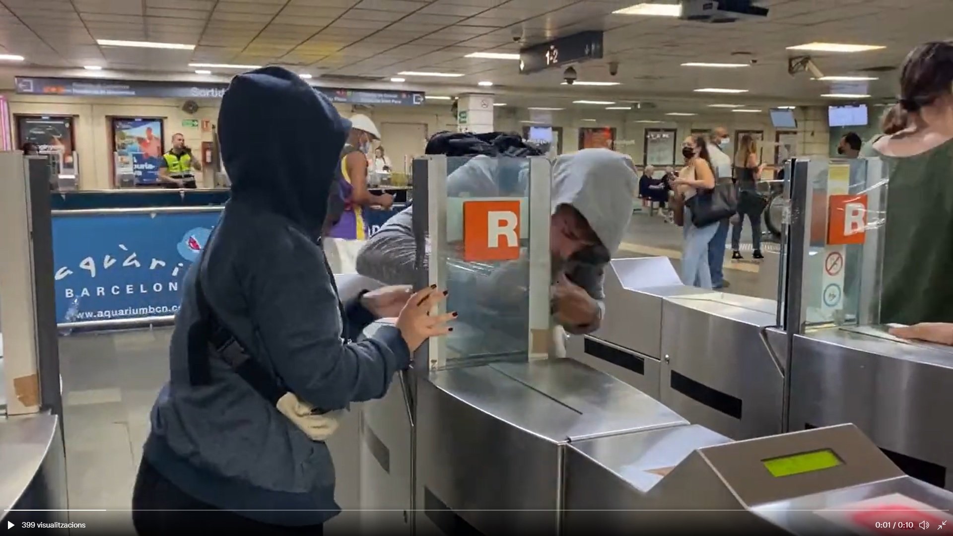 Nova protesta de Batec: aixeca ara les barreres de Renfe a plaça Catalunya | VÍDEO