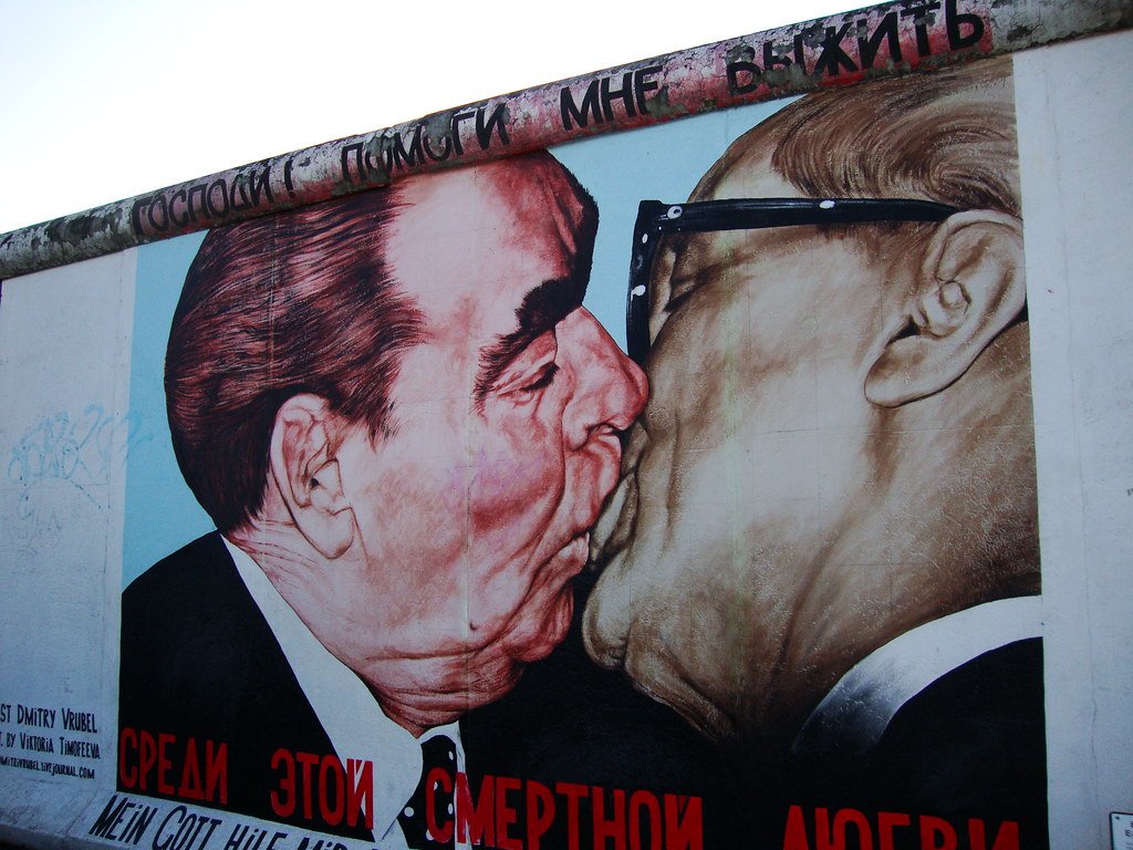 antonio campoy flickr beso honecker brezhnev beso muro berlin