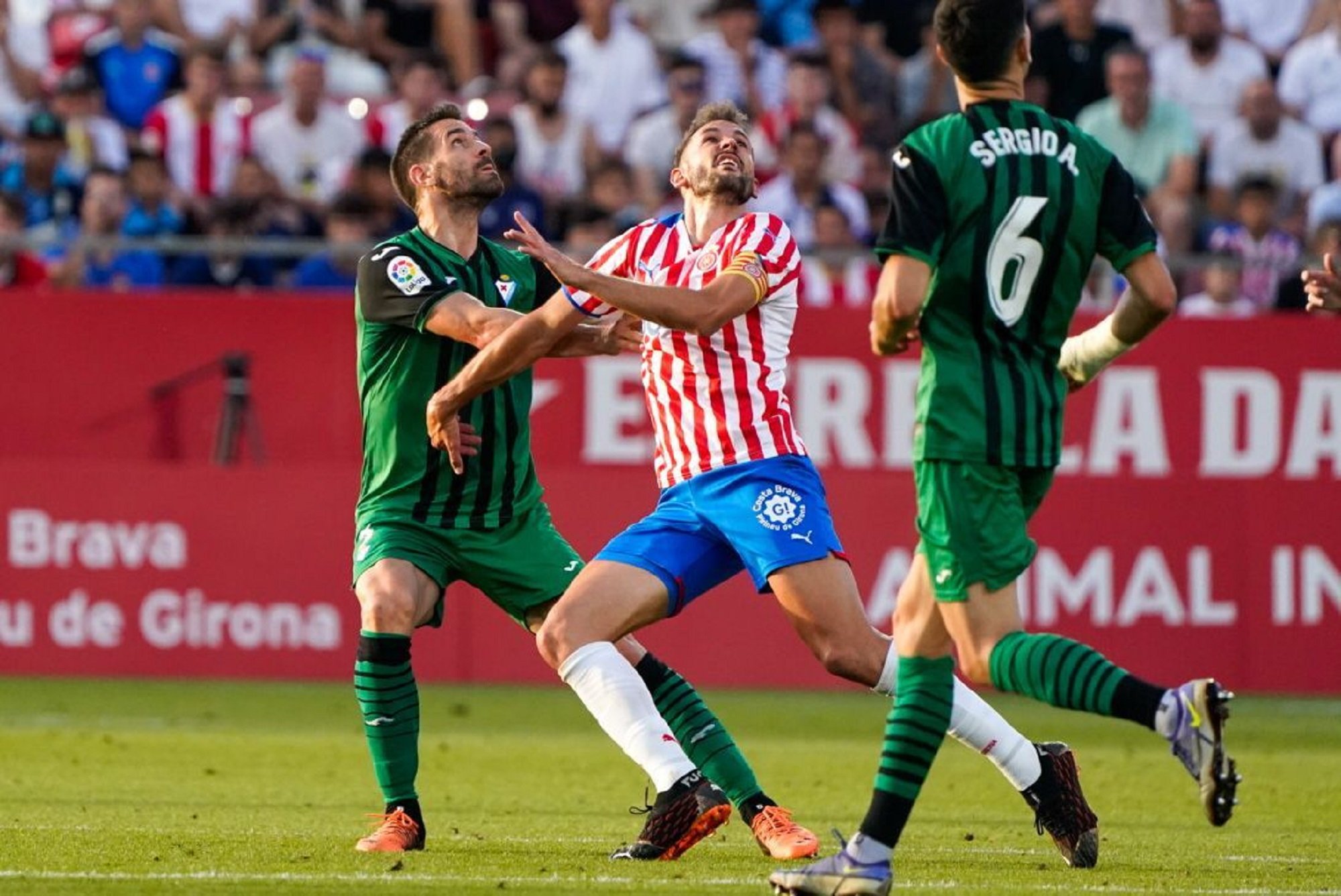 El Girona pierde por un golazo de Aketxe y tendrá que remontar en Eibar para seguir soñando con Primera (0-1)