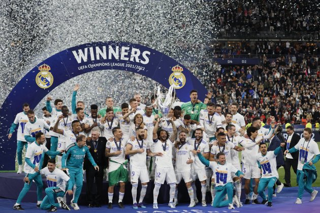 Real Madrid celebra trofeo jugadores Champions League Liverpool Liga de Campeones Estadio Saint Denis / Foto: Juanjo Martín/Efe