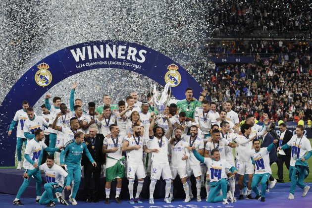 Real Madrid celebra trofeo jugadores Champions League Liverpool Liga de Campeones Estadio Saint Denis / Foto: Juanjo Martín/Efe Real Madrid celebra trofeo jugadores Champions League Liverpool Liga de Campeones Estadio Saint Denis / Foto: Juanjo Martín/Efe