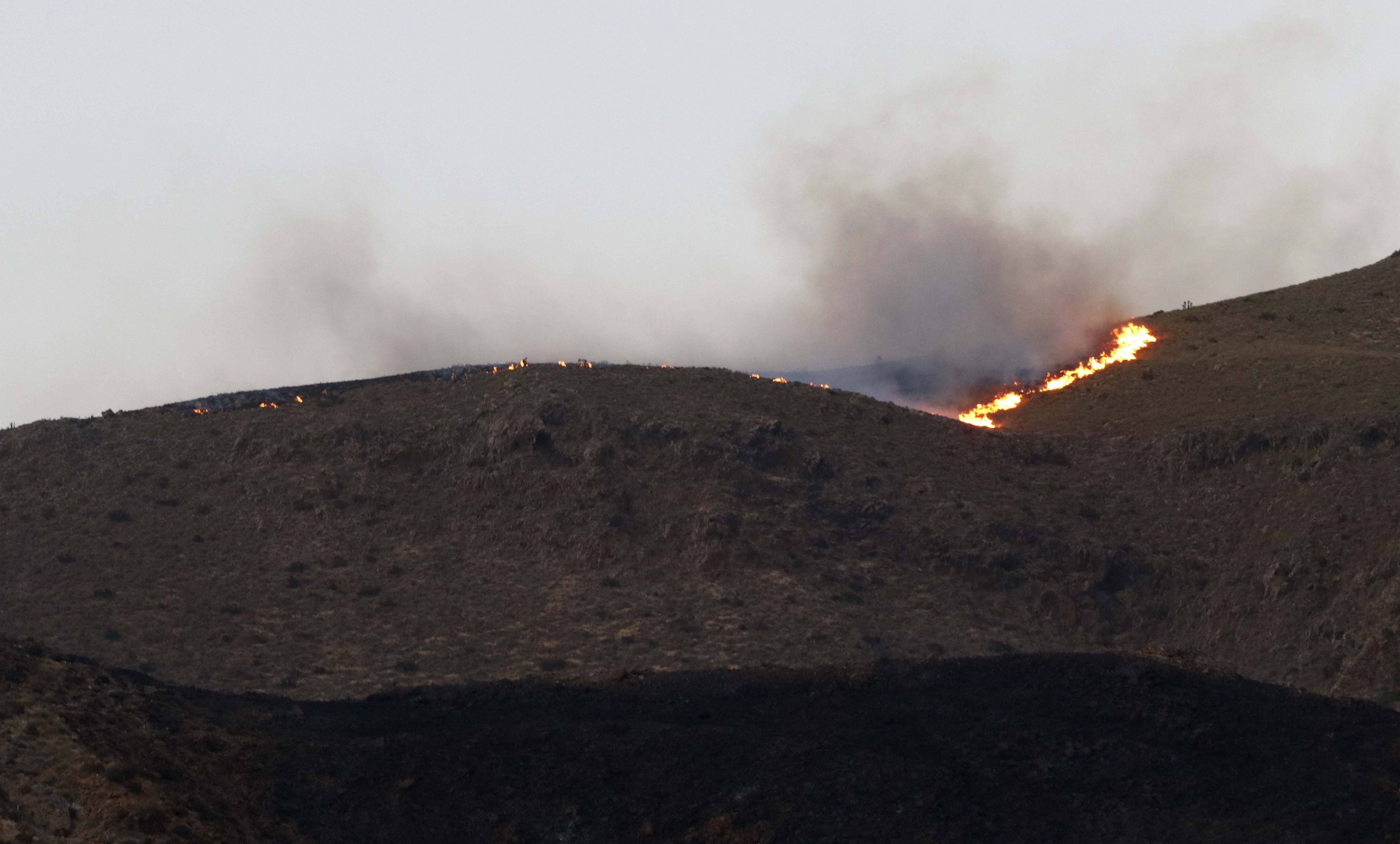 Un amplio dispositivo no impide el avance del incendio de Castellón y Valencia