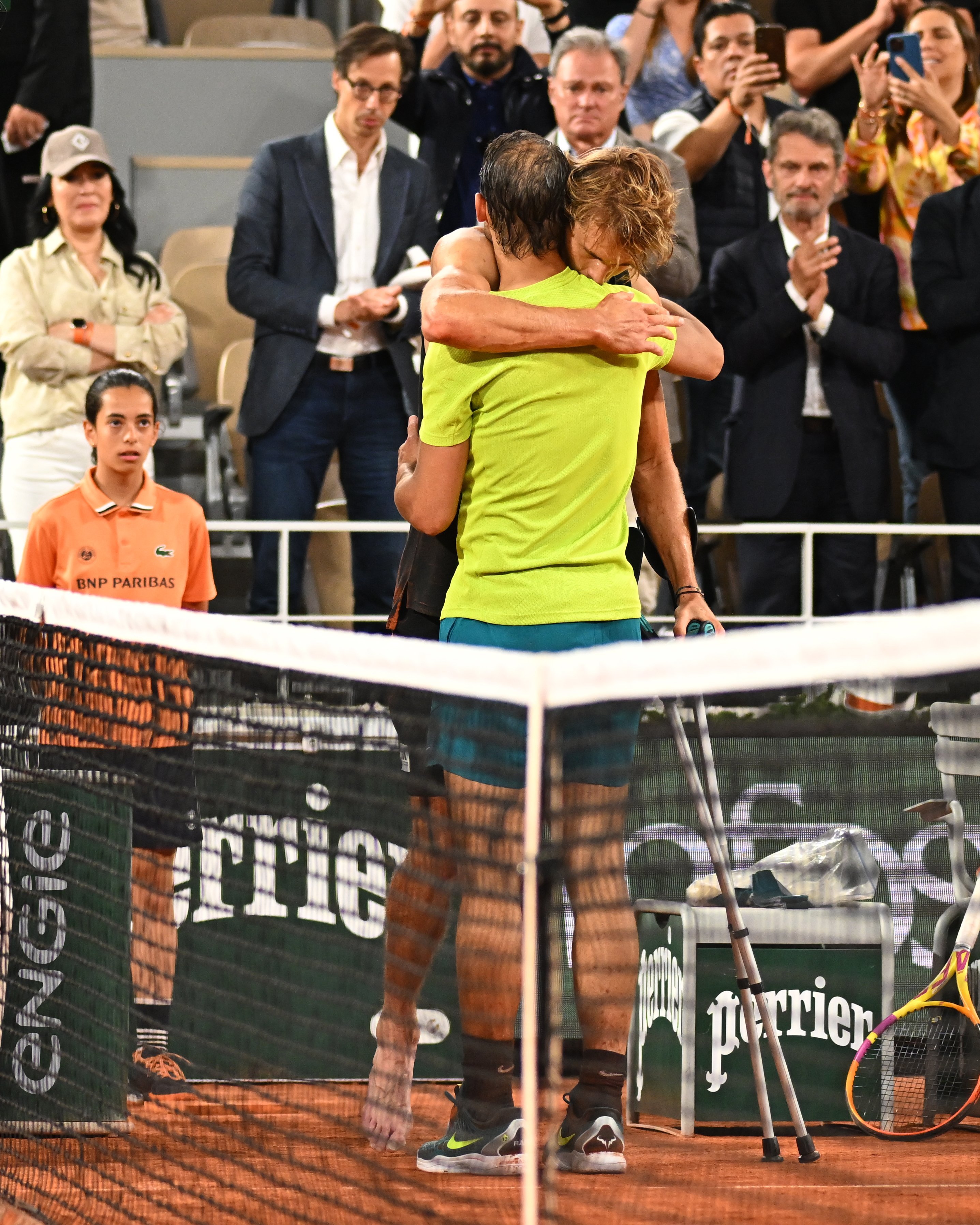 Zverev se lesiona en un partido que estaba siendo épico y Rafa Nadal jugará la final de Roland Garros