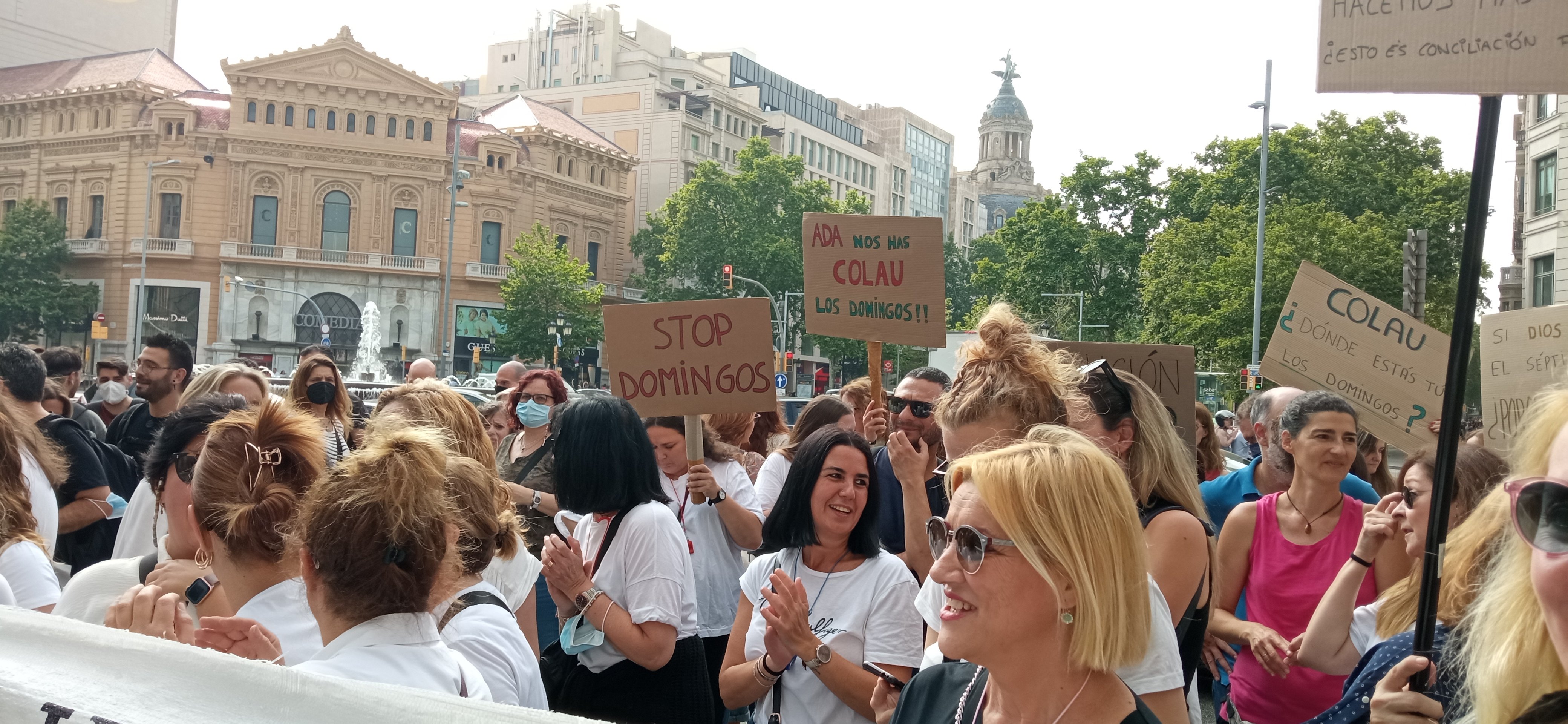 La apertura de comercios en domingo crea otro frente anti-Colau