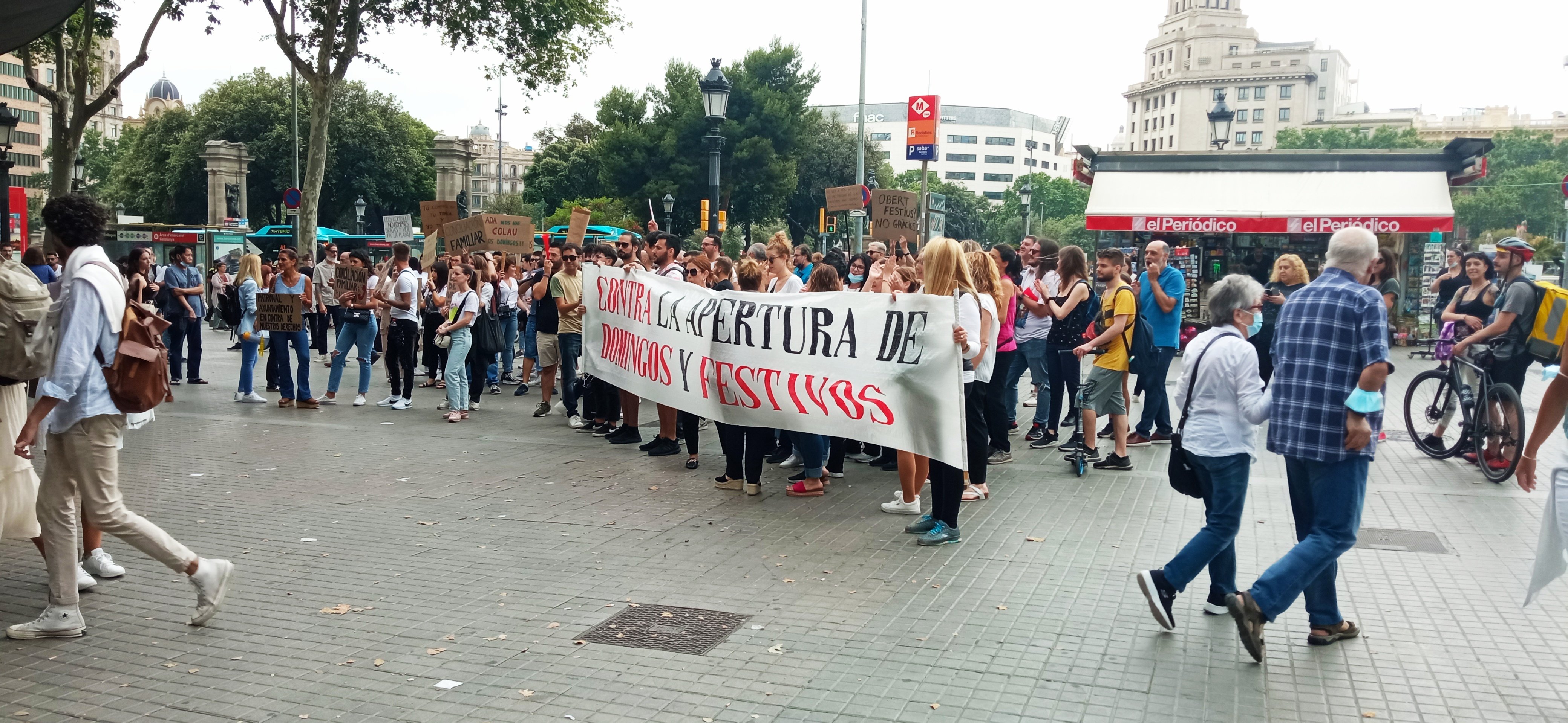 ¿Dónde están los 3.200 empleos que tenía que generar la apertura en domingo en Barcelona?