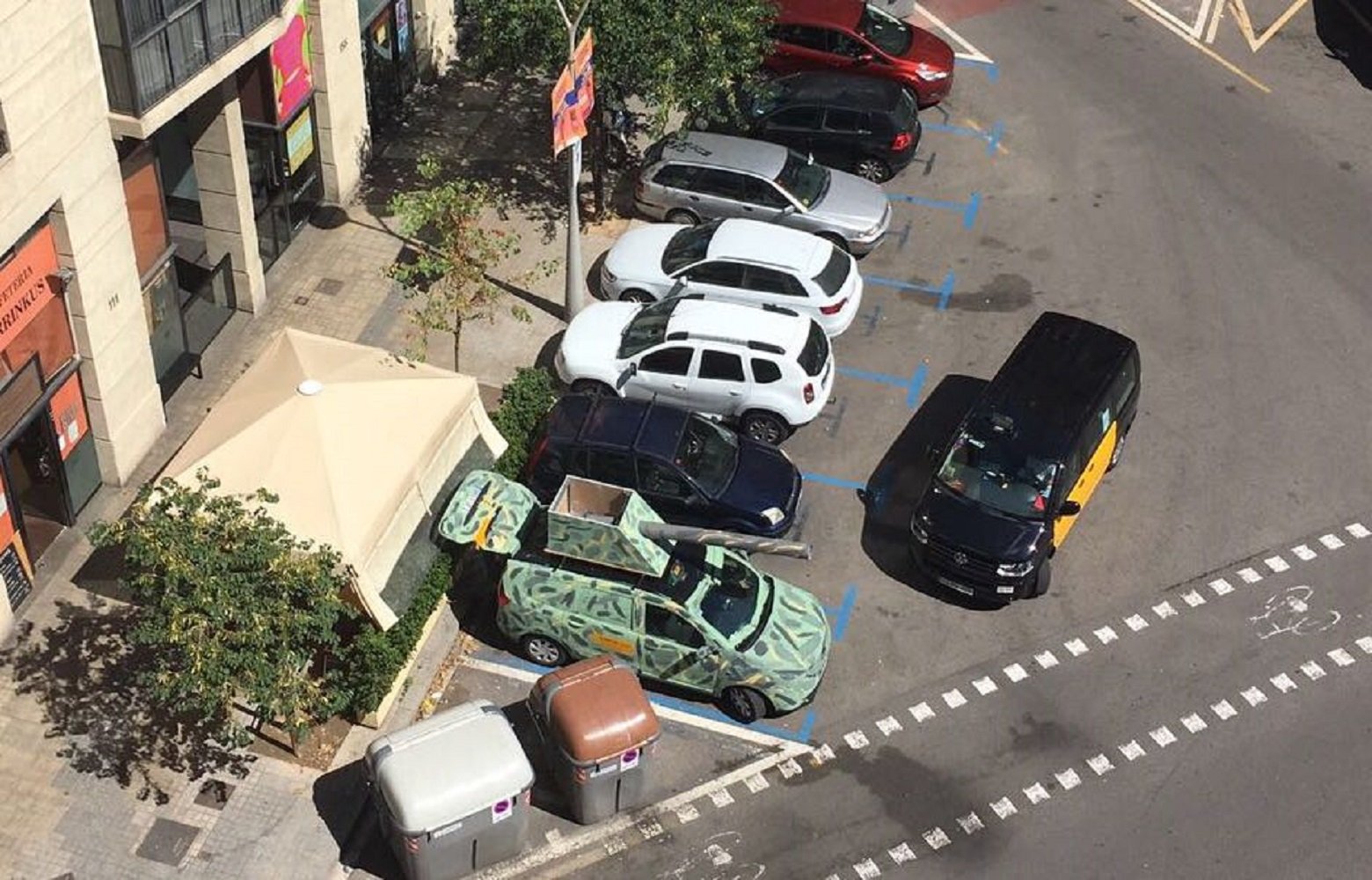 VÍDEO: Converteixen un taxi en un tanc per reivindicar la lluita contra Uber i Cabify