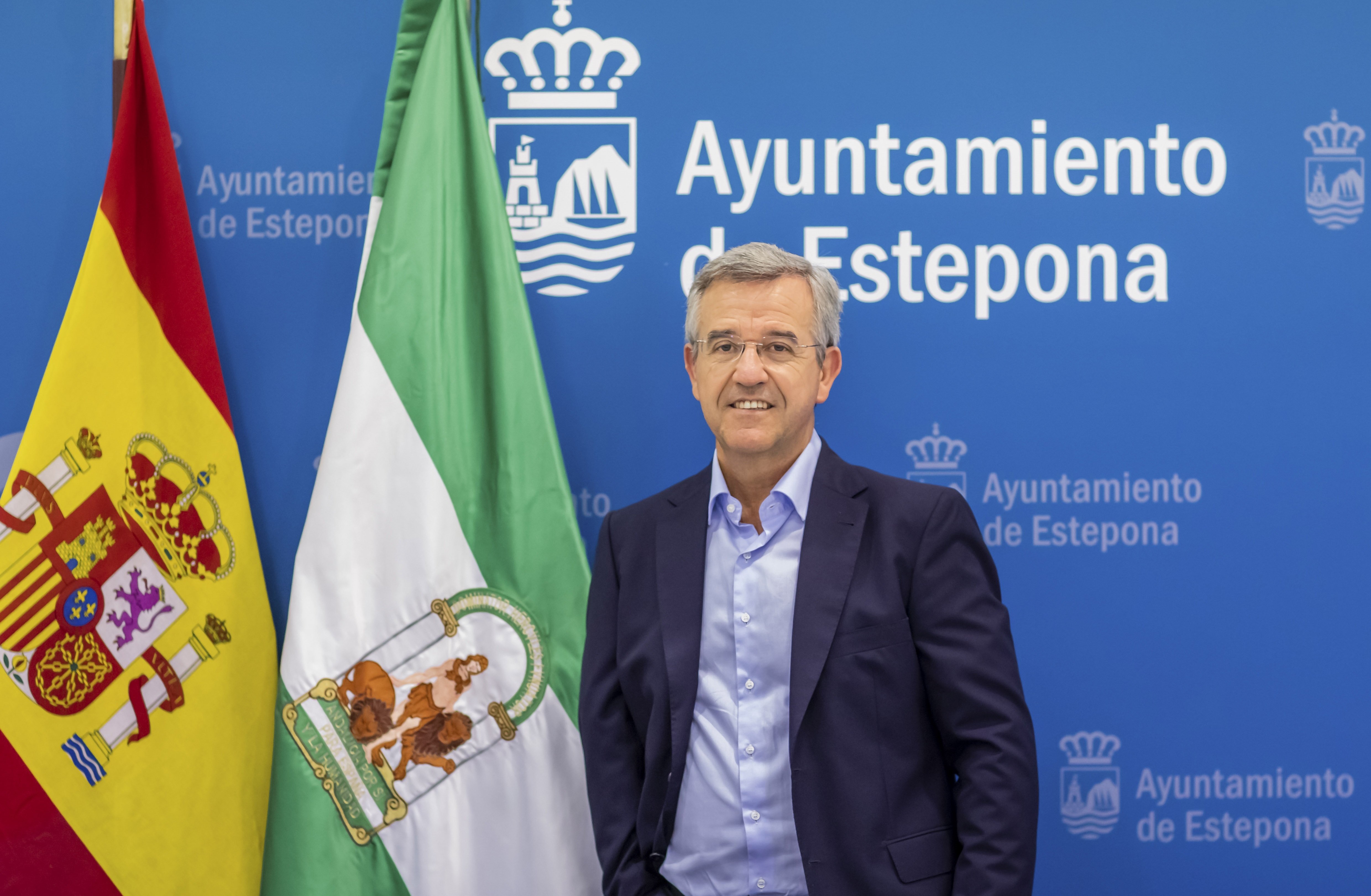 El alcalde de Estepona (PP) bromea sobre la violencia machista delante de Feijóo