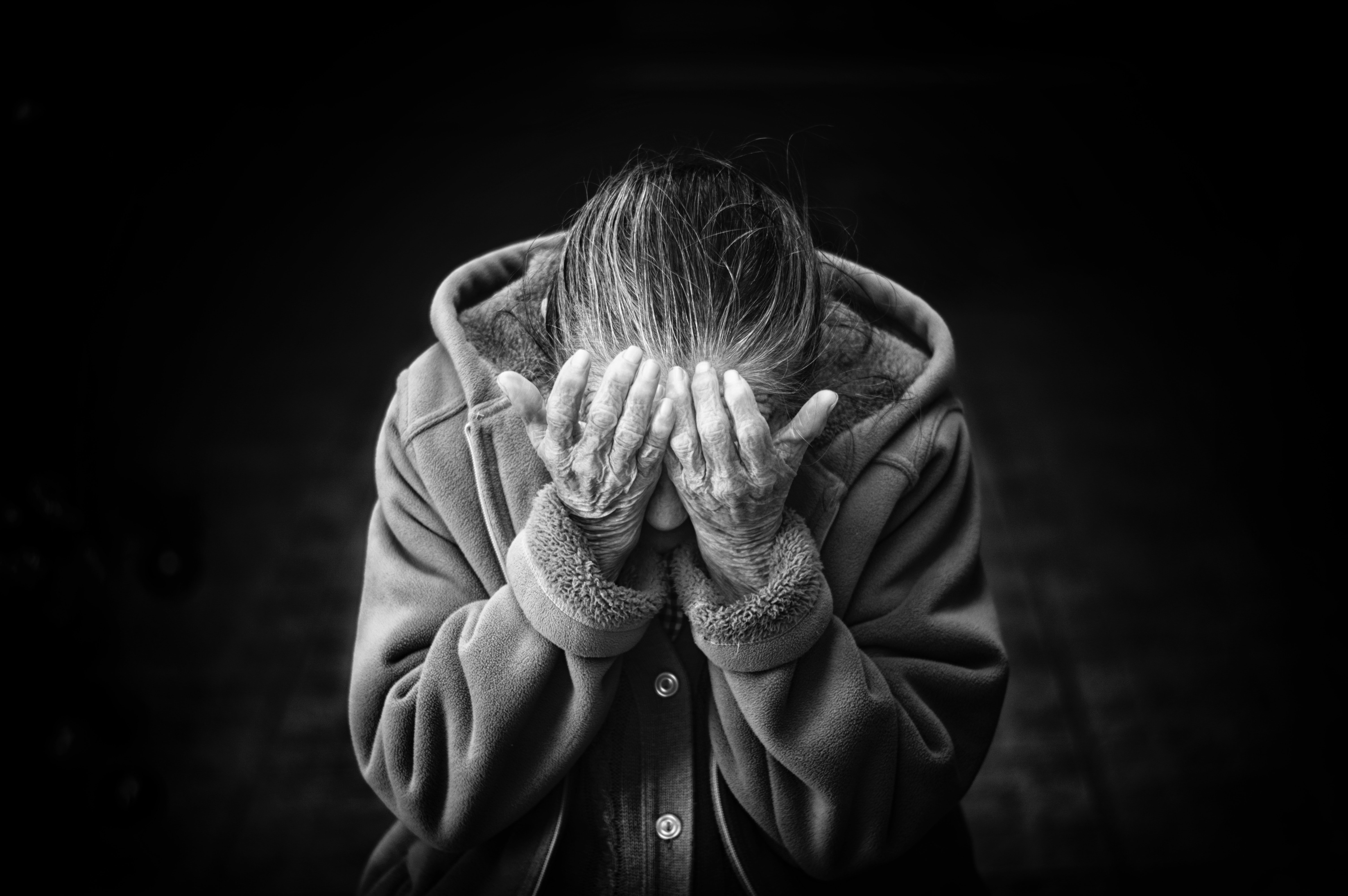 Dona amb demència plorant : Unsplash Dona amb demència plorant : Unsplash