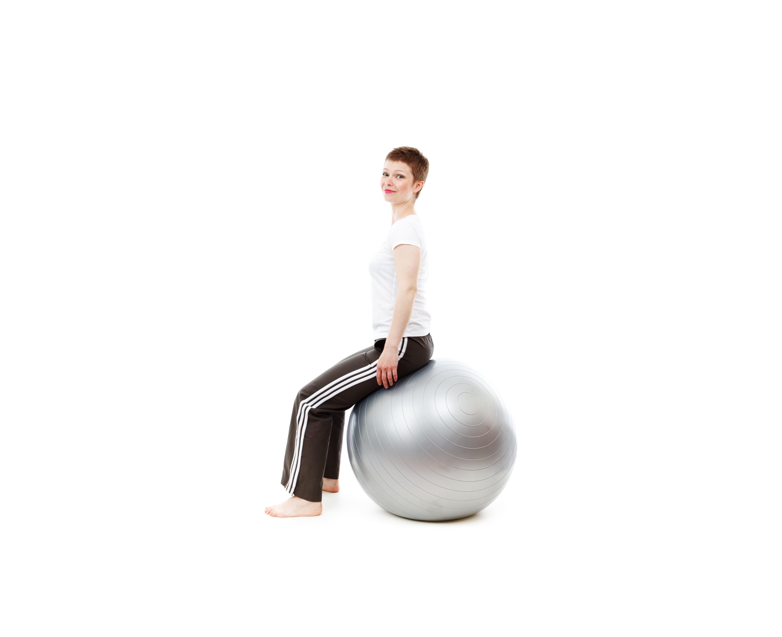 Mujer sobre pelota de ejercicio   Pixabay