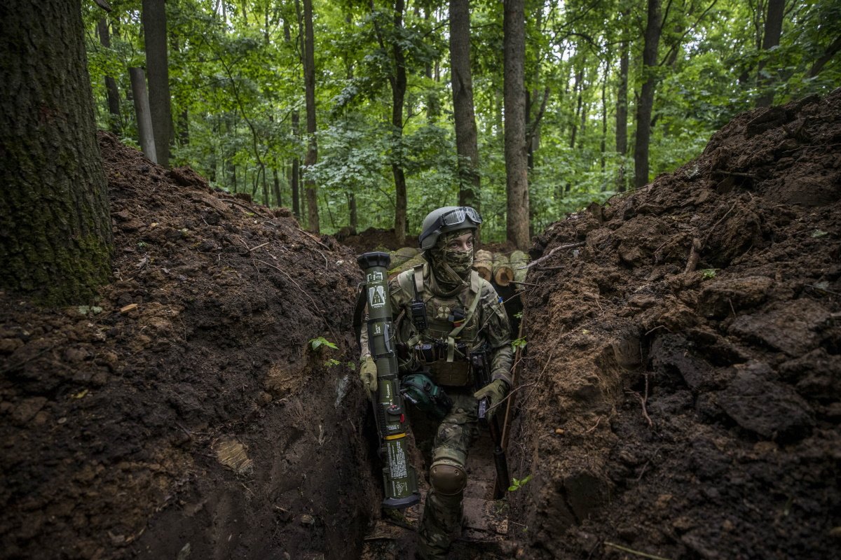 El ejército ruso bombardea Kyiv, pero Ucrania frena su avance en el Donbass