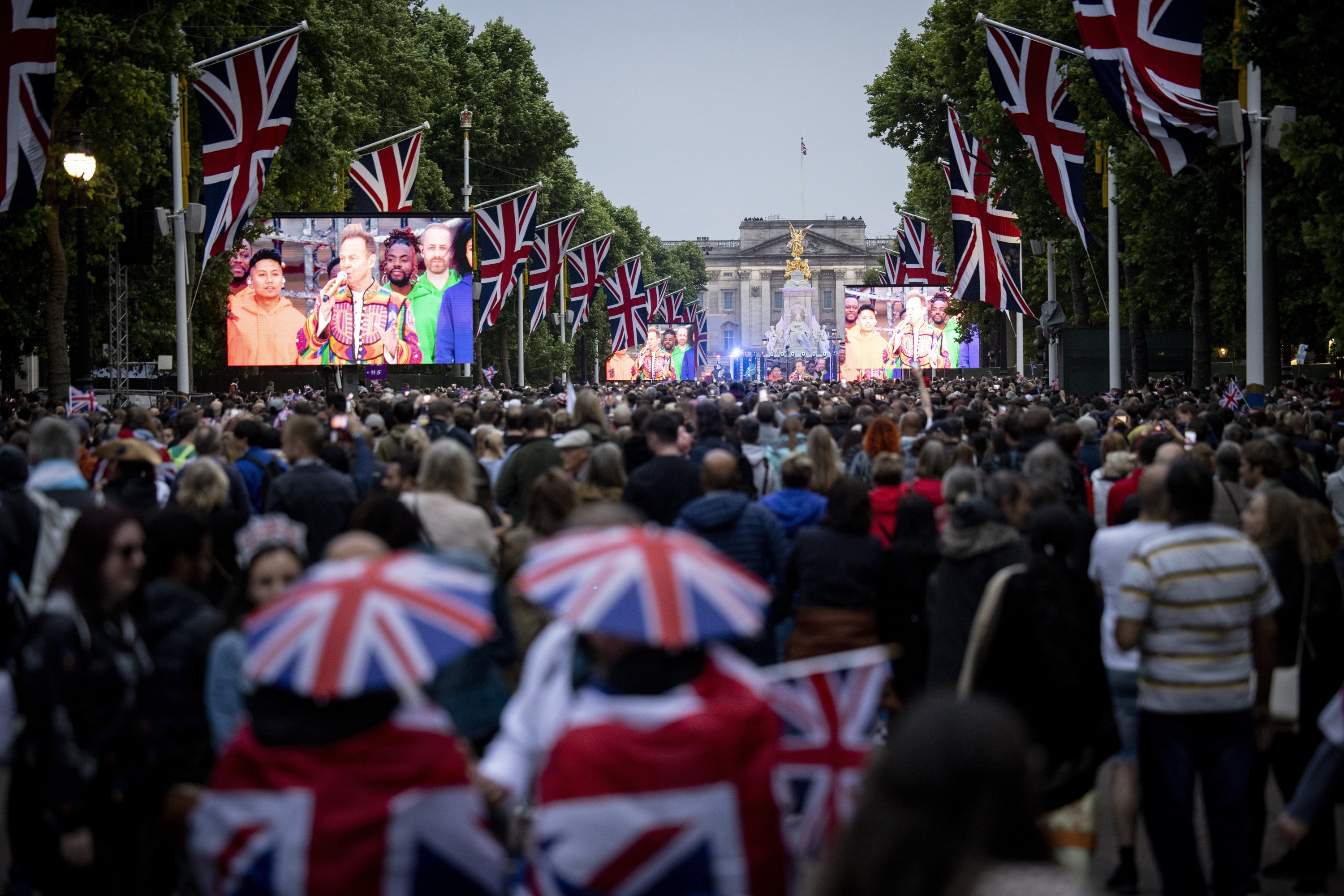 Queen, Elton John i Diana Ross honren Elisabet II amb un increïble concert