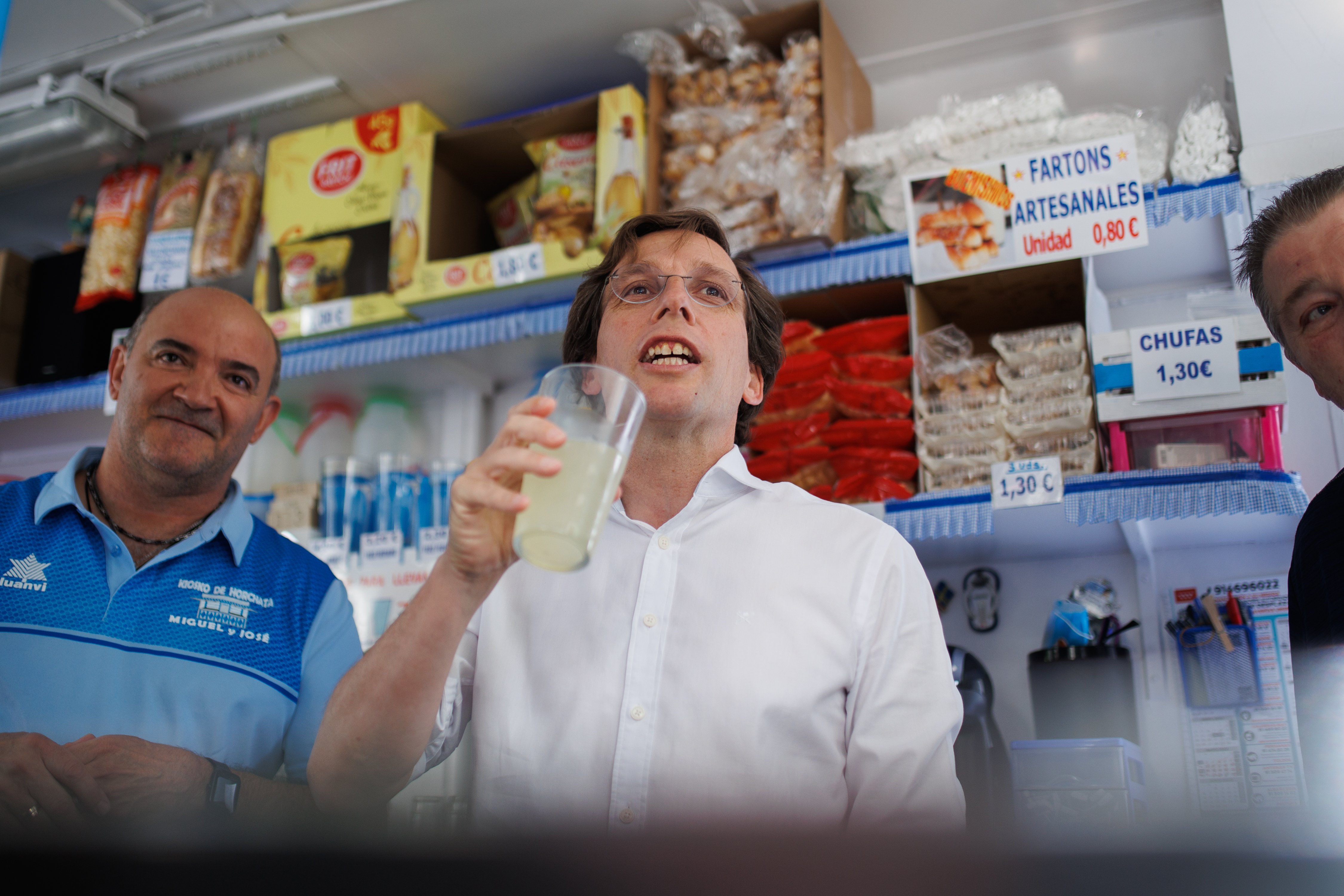 EuropaPress alcalde madrid jose luis martinez almeida bebe vaso limonada visita
