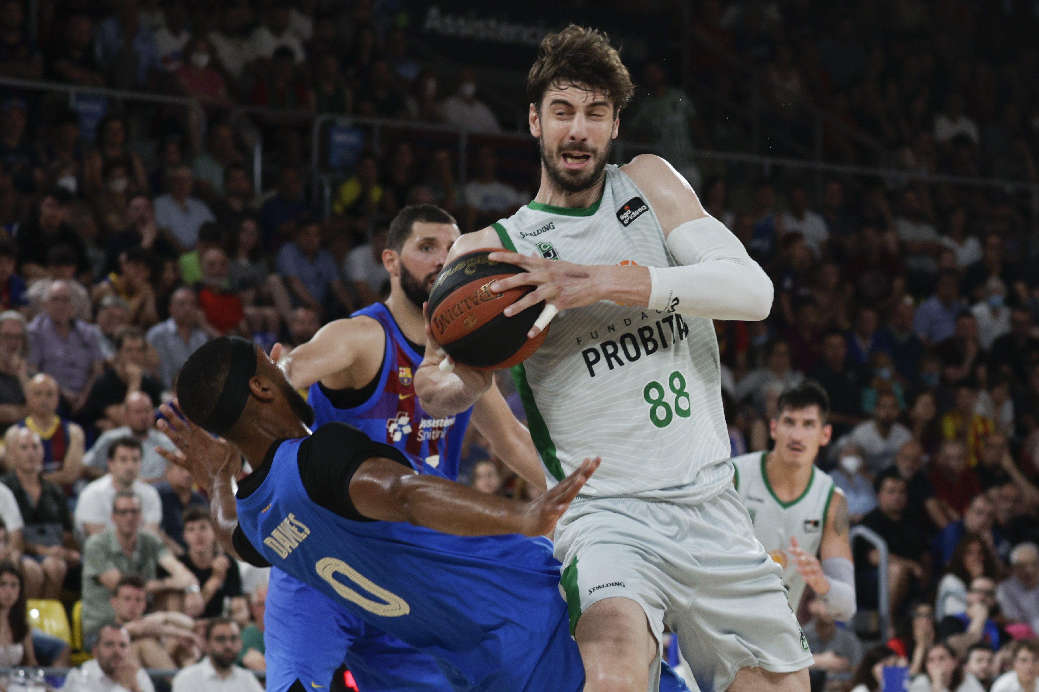 Ante Tomic se agiganta en el Palau y la Penya empata las semifinales contra el Barça (81-87)