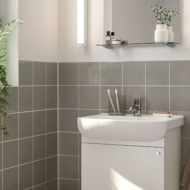 Ikea tiene el mueble de baño perfecto para lavabos pequeños