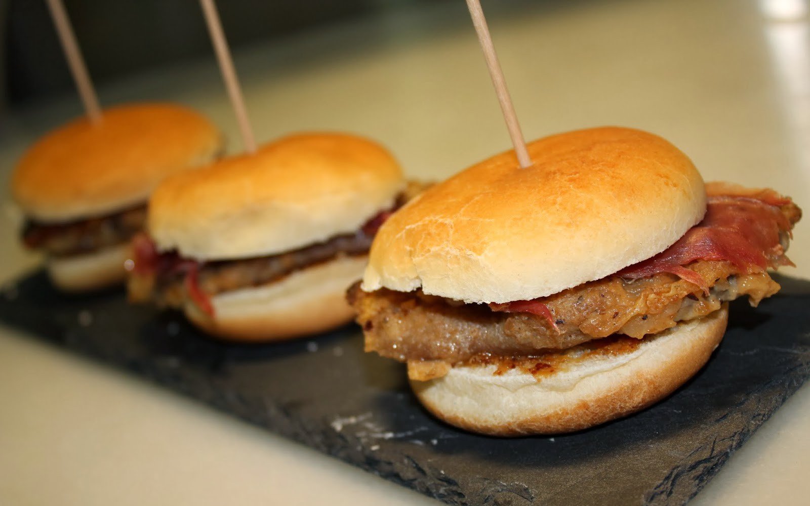 Pincho de lomo cocido con leche y almendras, jamón planchado y mostaza dulce