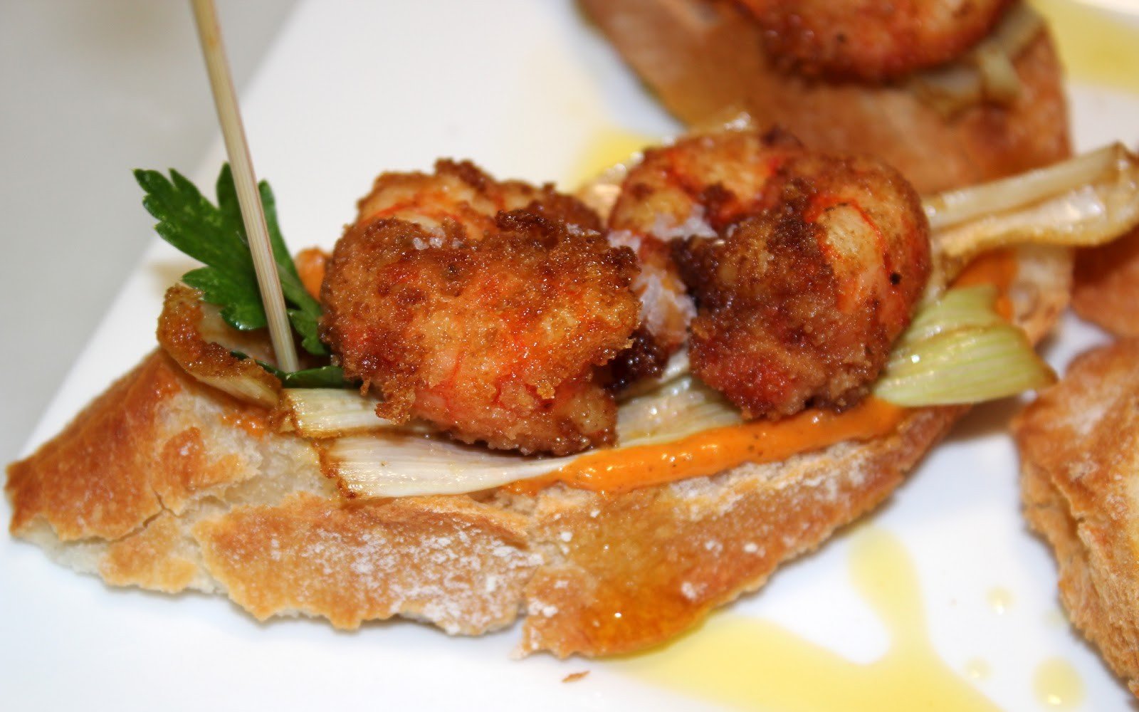 Pincho de puerro y gamba roja rebozada con romesco