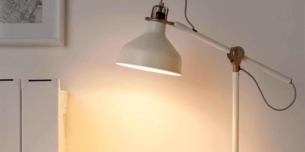 Ikea tiene una lámpara para escritorio retro que recuerda a las de los años 70