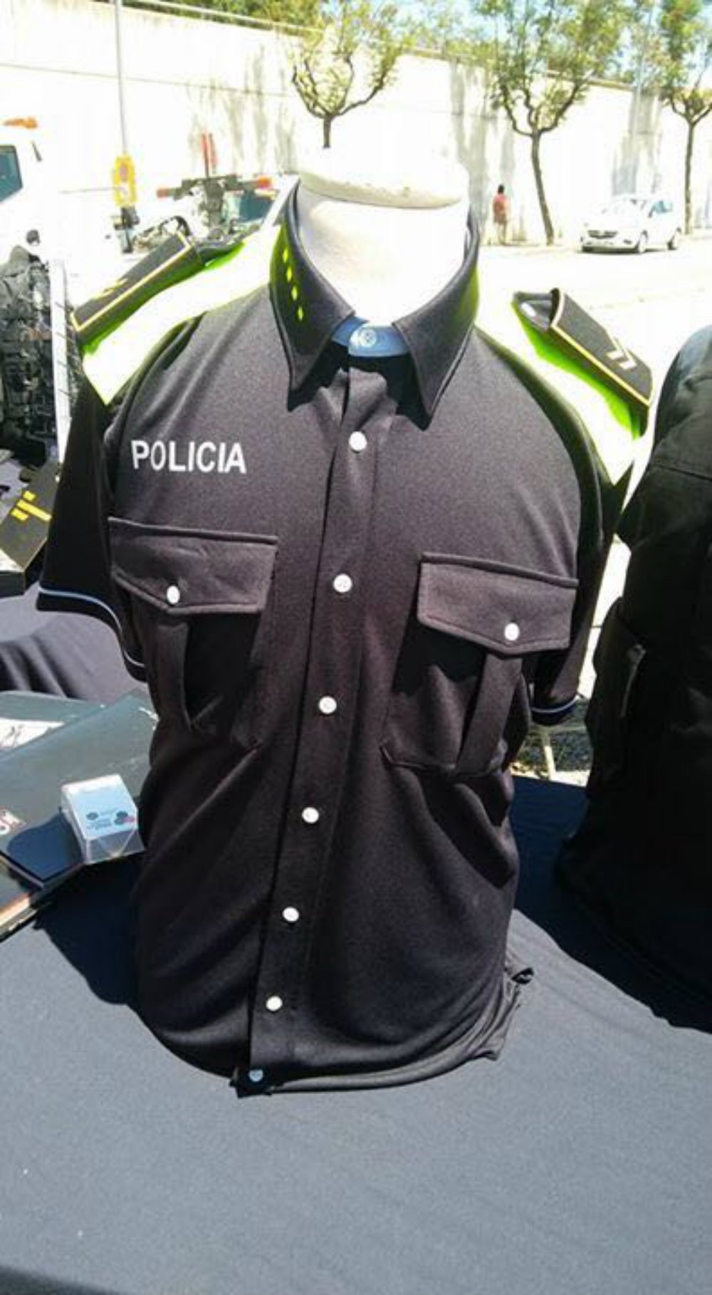 Los nuevos uniformes de las policías locales son azul oscuro con franjas fluorescentes