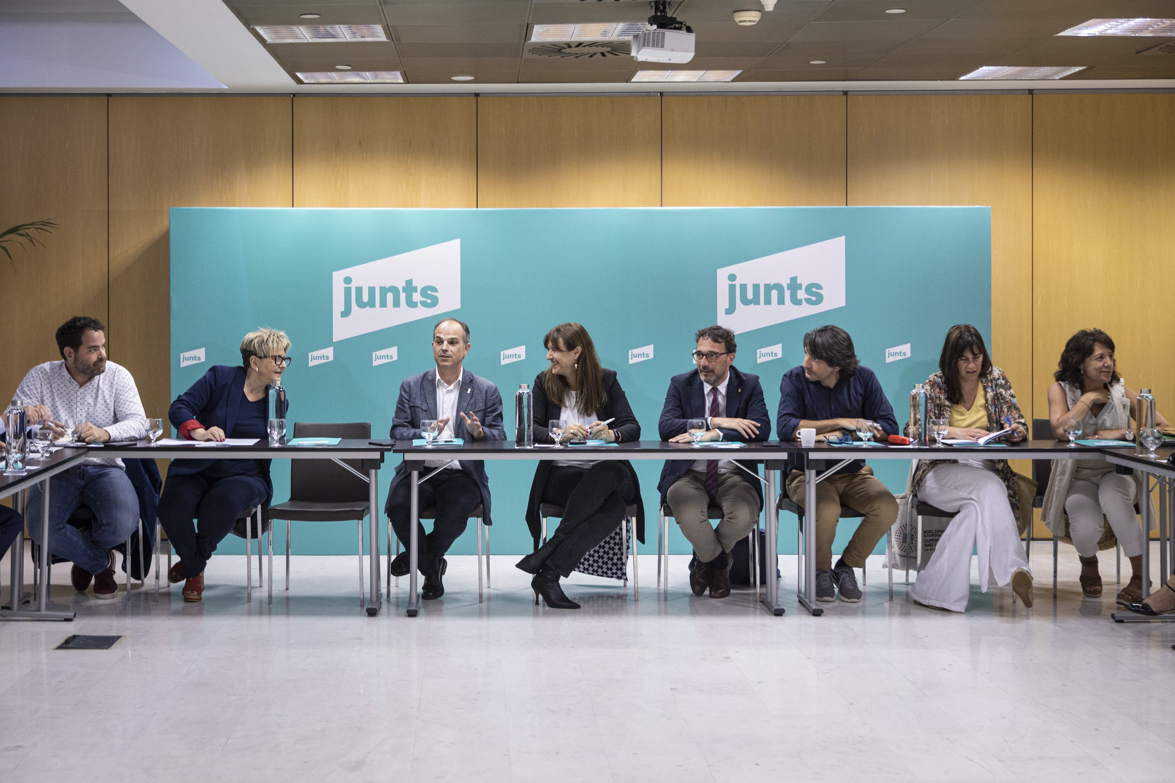 Junts se encalla en el secretario de organización en una tarde de vértigo y con silla vacía