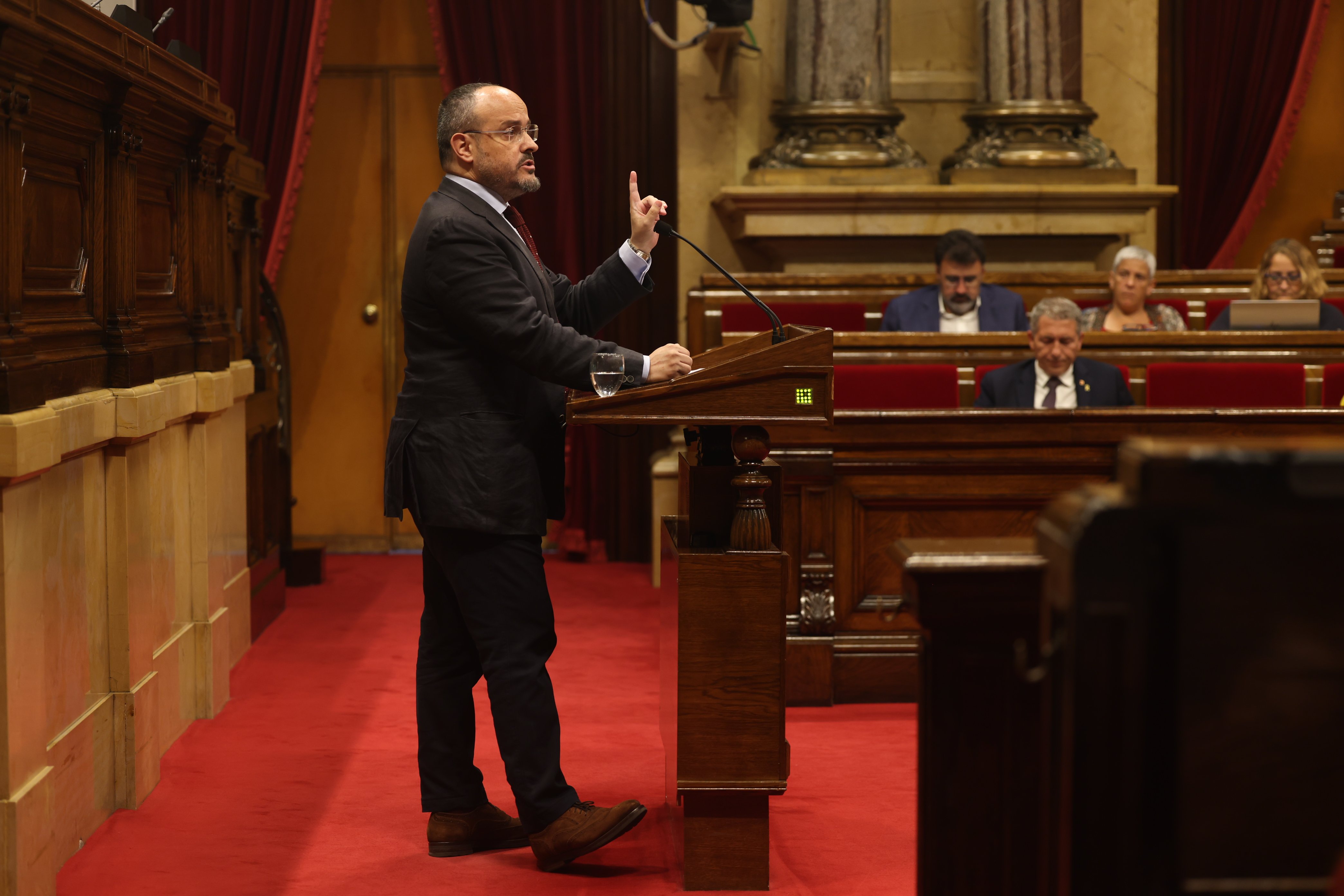 Alejandro Fernández  debate Parlament catalán en la escuela Sergi Alcàzar.