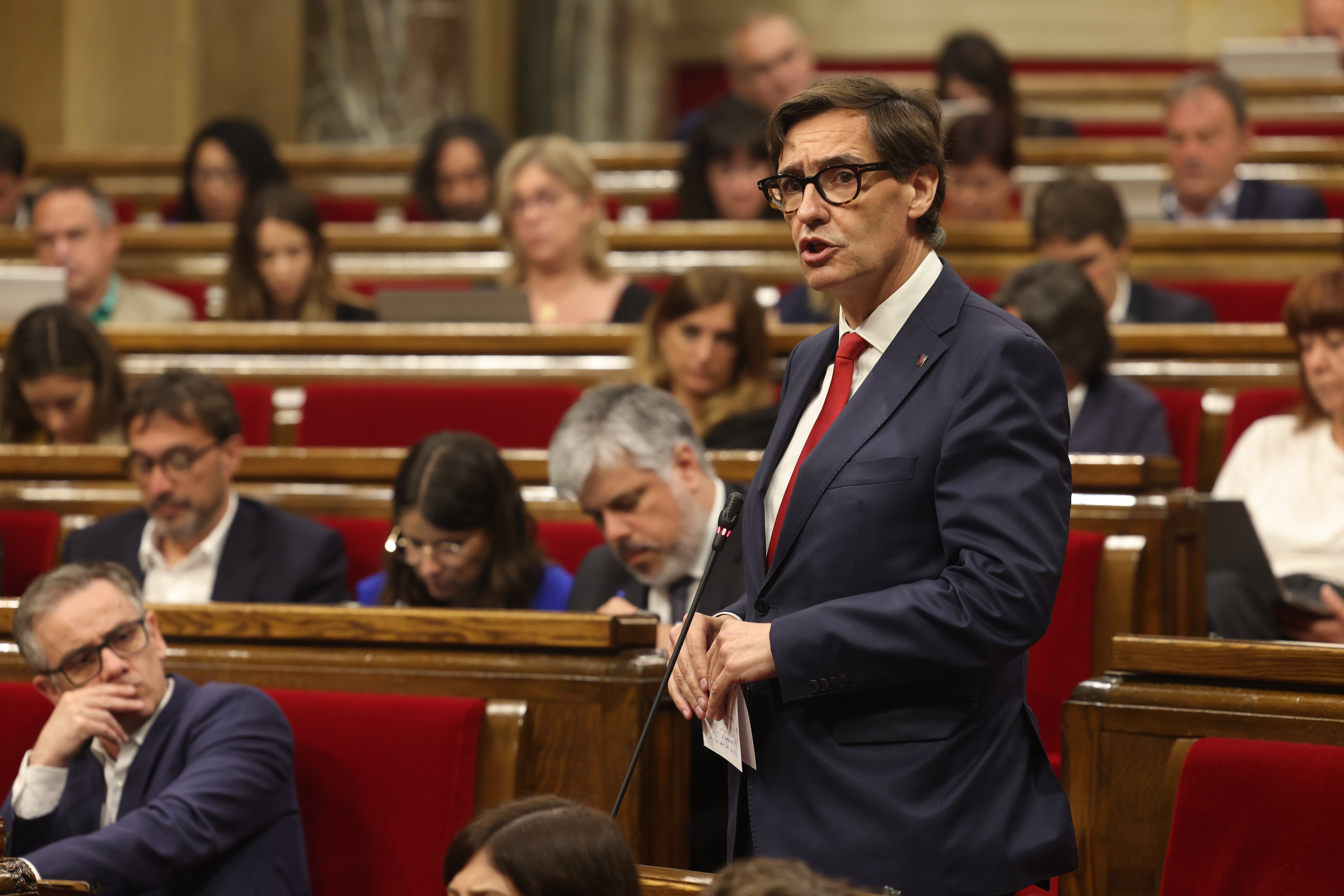 Ple parlament aval llei català escola PSC Salvador Illa / Foto: Sergi Alcàzar