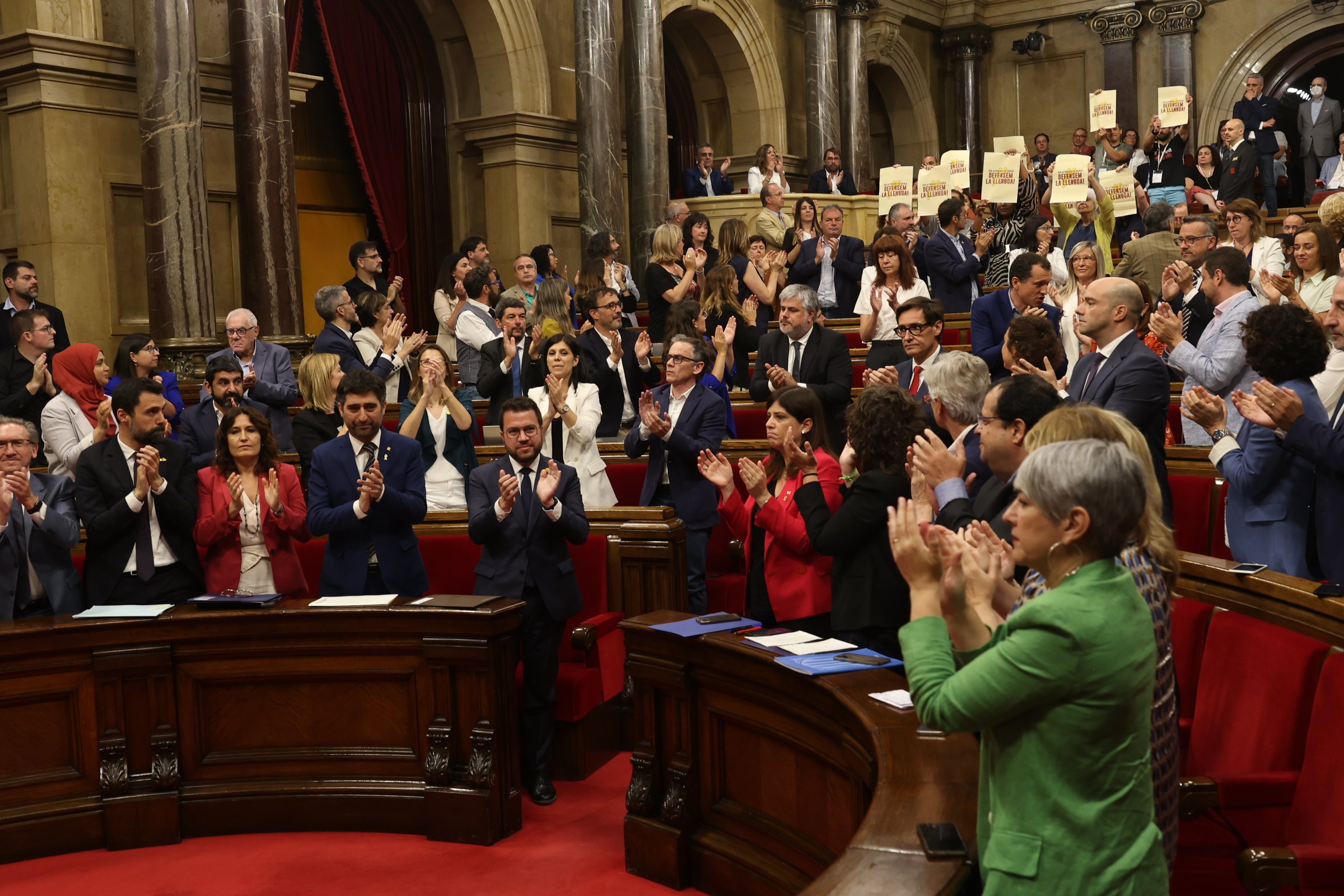 El Parlament aprova la llei del català enmig de l'ofensiva judicial del 25%