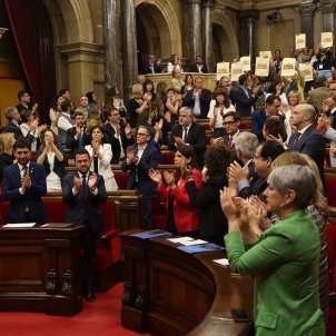 ple parlament aval llei escola català aprobada plà general hemicicle aplaudint / Foto: Sergi Alcàzar