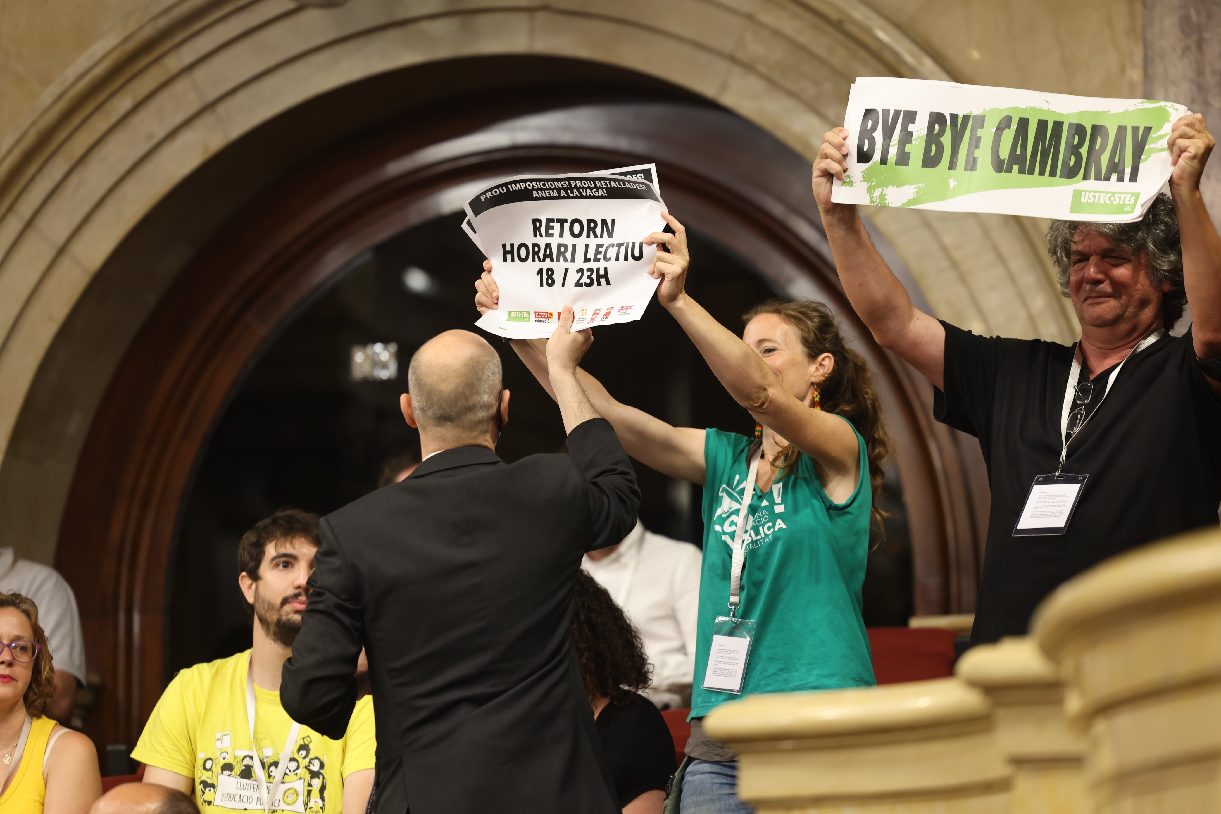 Los sindicatos protestan con pancartas contra Cambray en el pleno del Parlament