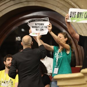 ple parlament aval llei català escola aprobada protesta cartell contra Cambray public seguretat / Foto: Sergi Alcàzar