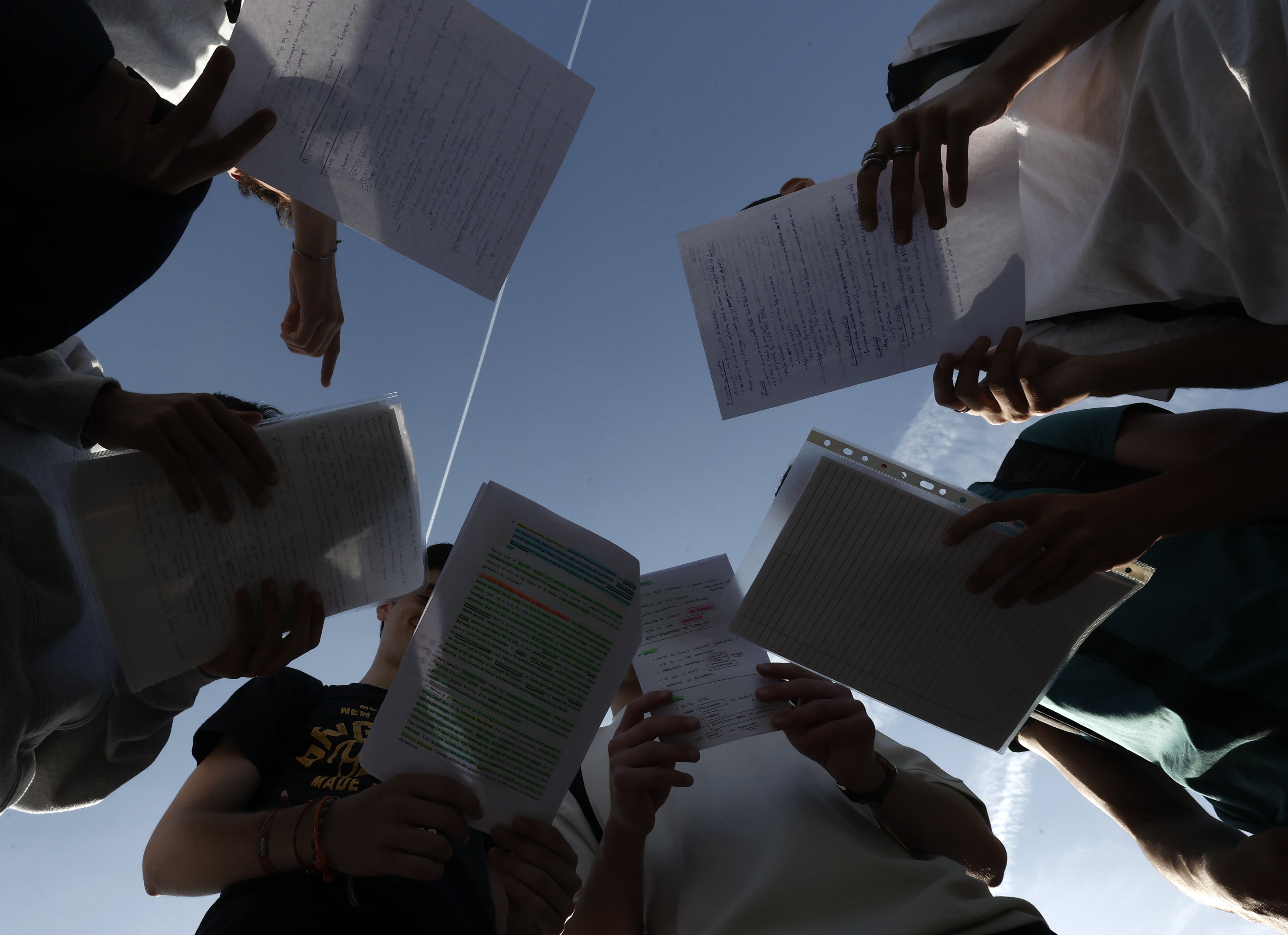 Grupo estudiantes repasa antes examen prueba acceso universidad Navarra / Foto: Efe