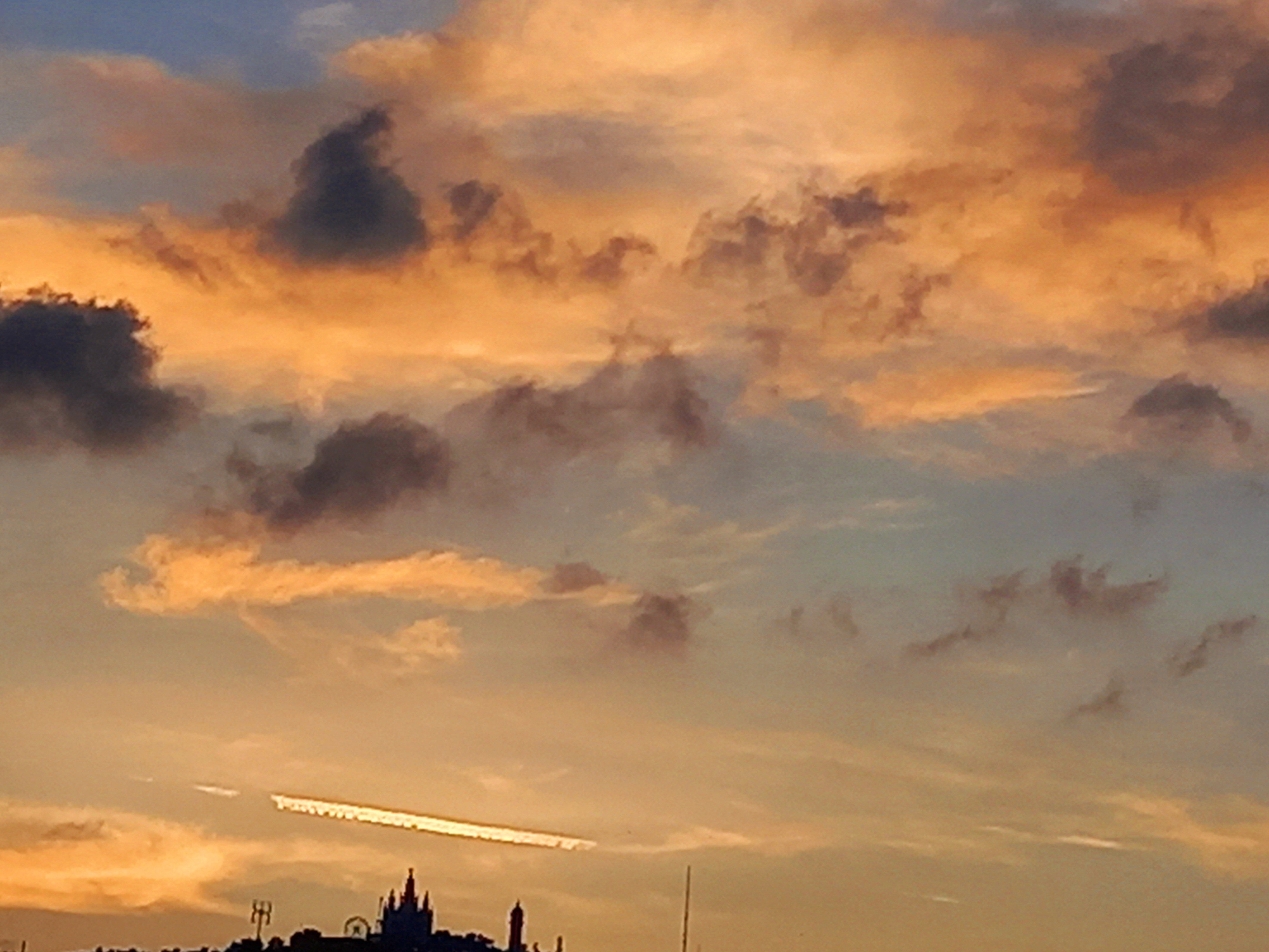 Puesta de sol en Barcelona / Foto: @Karme00 Twitter Puesta de sol en Barcelona / Foto: @Karme00 Twitter