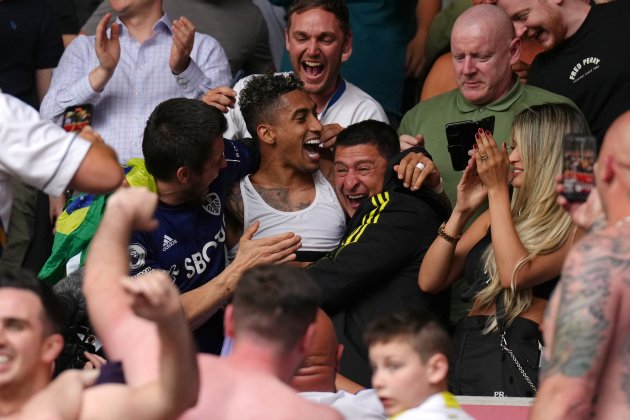 Raphinha celebra permanencia Leeds United fans Europa Press