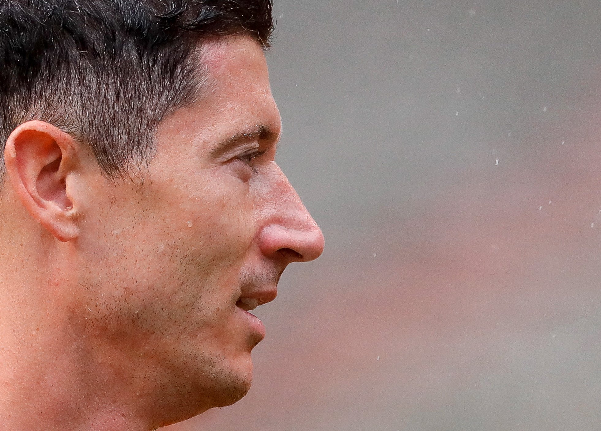 Lewandowski corta una cabeza antes de llegar al Barça