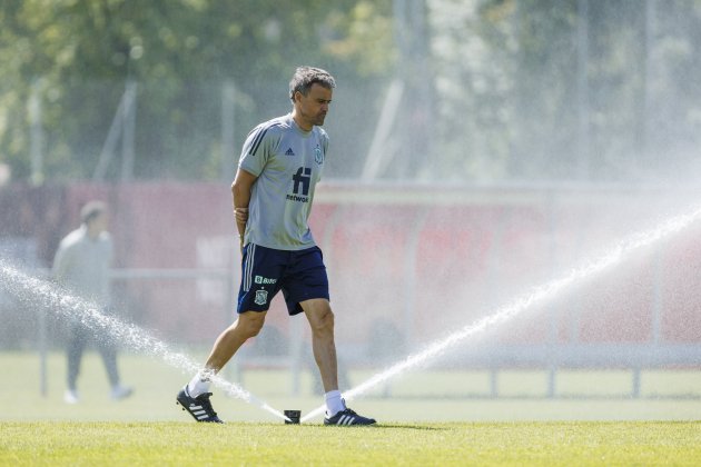 Luis Enrique entrenament seleccion espanola aspersors EFE Luis Enrique entrenament seleccion espanola aspersors EFE