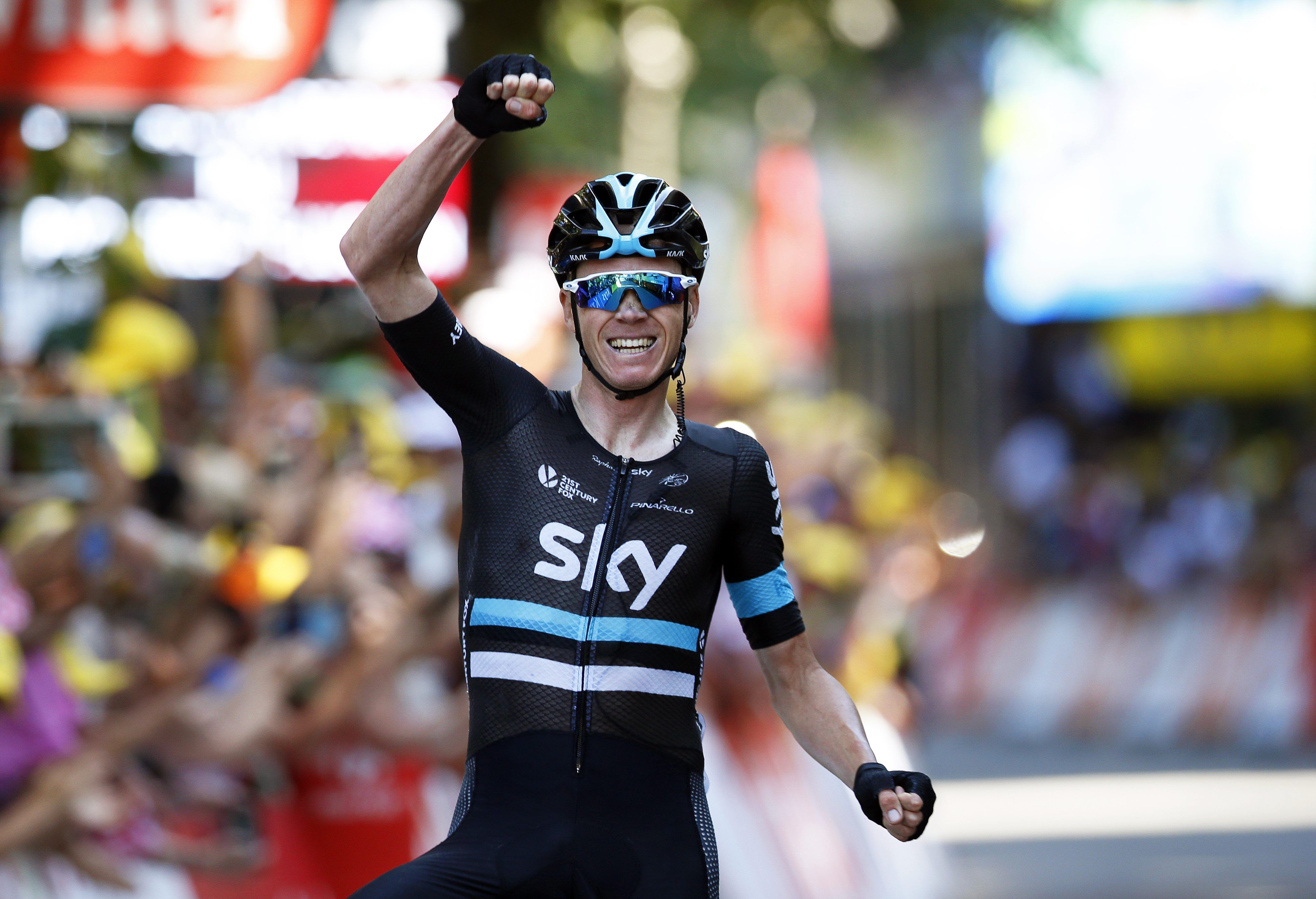 Froome se escapa bajando y se viste de amarillo