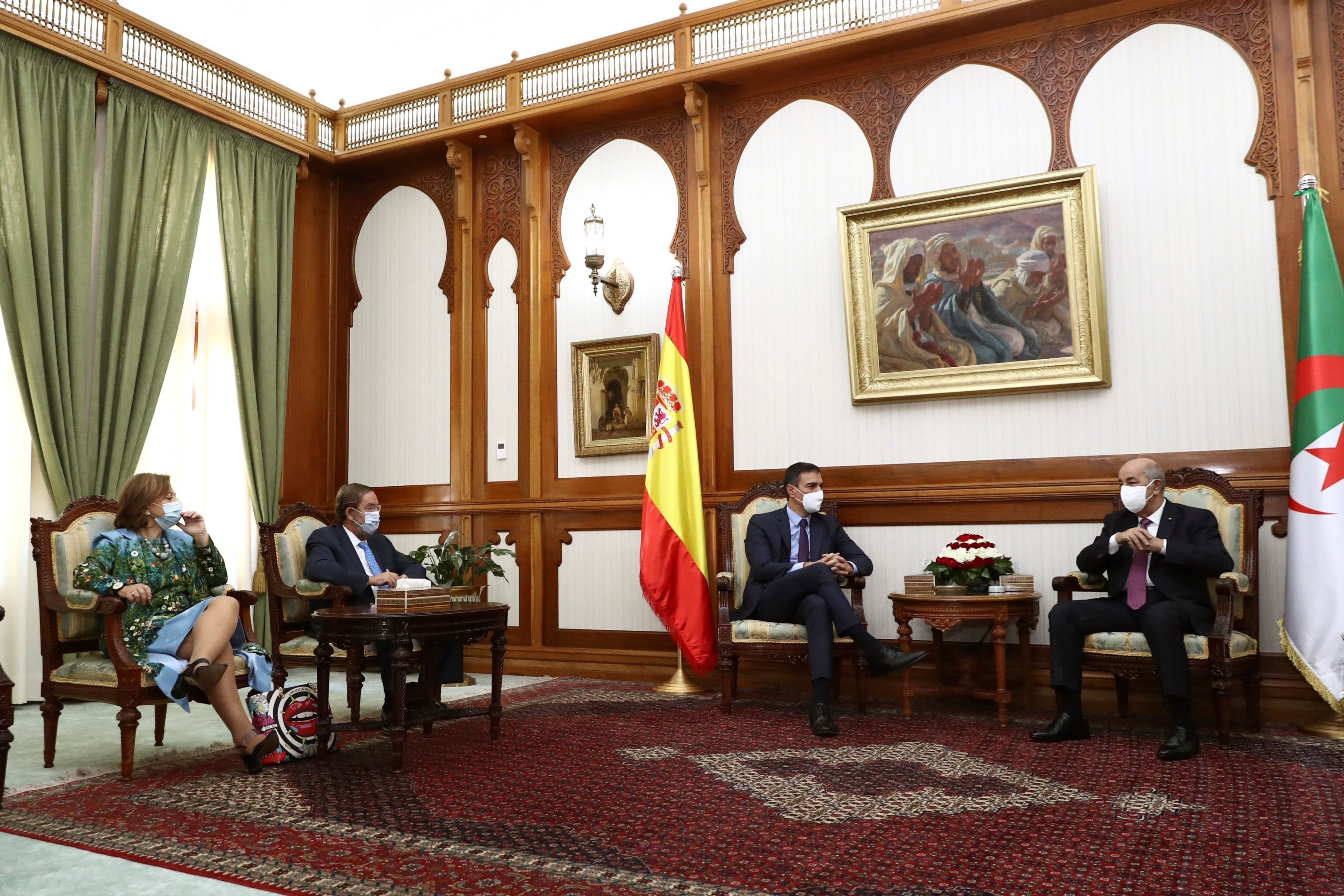 El presidente del Gobierno, Pedro Sánchez, con el primer ministro de Argelia   Europa Press