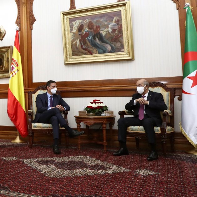 El presidente del Gobierno, Pedro Sánchez, con el primer ministro de Argelia   Europa Press