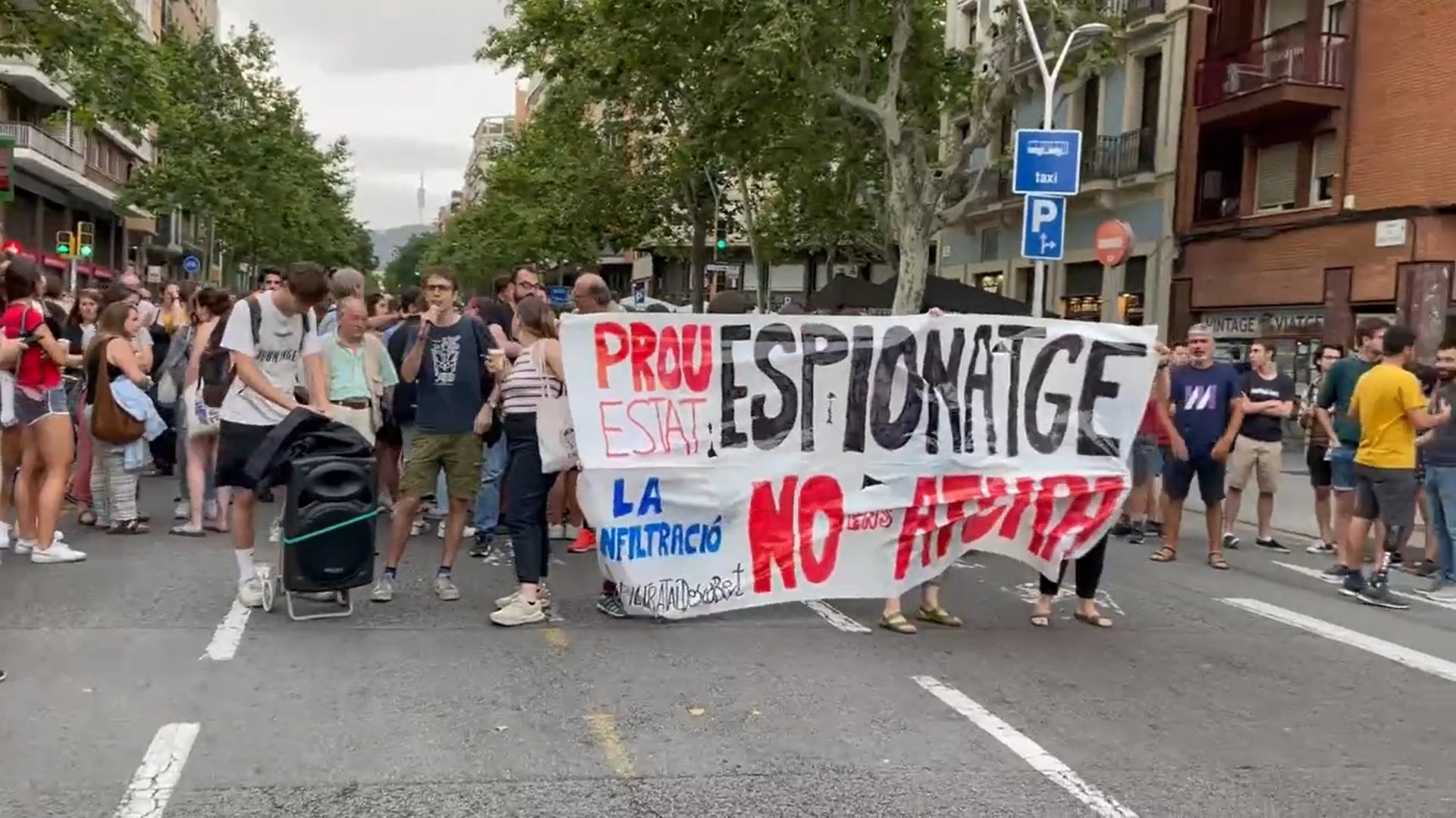 Un centenar de personas se concentran en el Eixample para condenar el espionaje del Estado