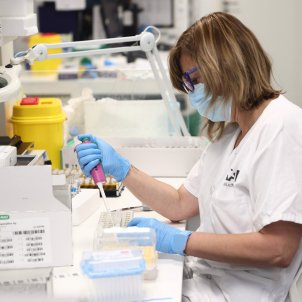 Técnico de laboratorio con pruebas de análisis de viruela del mono, en Madrid   Europa Press