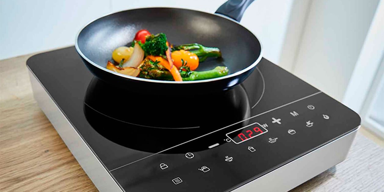 Lidl tiene una nueva placa de inducción portátil y 'low cost' para cocinar en cualquier lugar