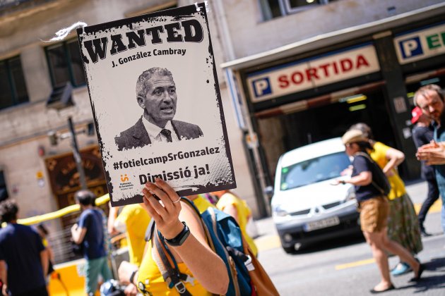 Una manifestante en la huelga de docentes sostene un cartel pidiendo la dimision de Cambray / Pau de la Calle Una manifestante en la huelga de docentes sostene un cartel pidiendo la dimision de Cambray / Pau de la Calle