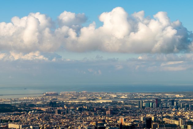 Barcelona con nubes convectivas Foto: Alfons Puertas