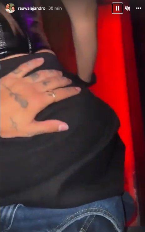 La mano de Rauw Alejandro sobre el culo de Rosalia Instagram La mano de Rauw Alejandro sobre el culo de Rosalia Instagram