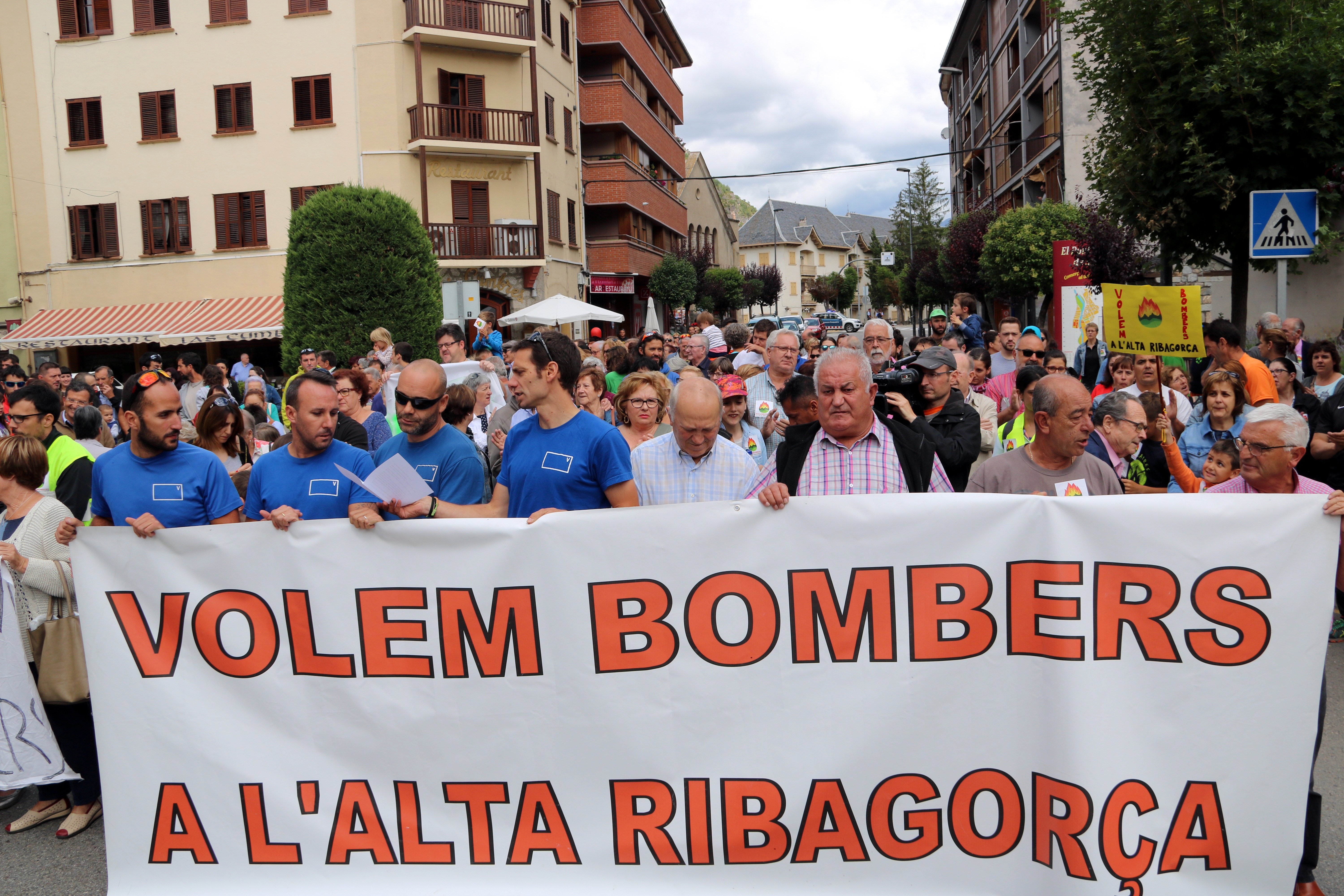 Cortan la N-230 en el Pont de Suert para reclamar más efectivos para el Parque de Bomberos