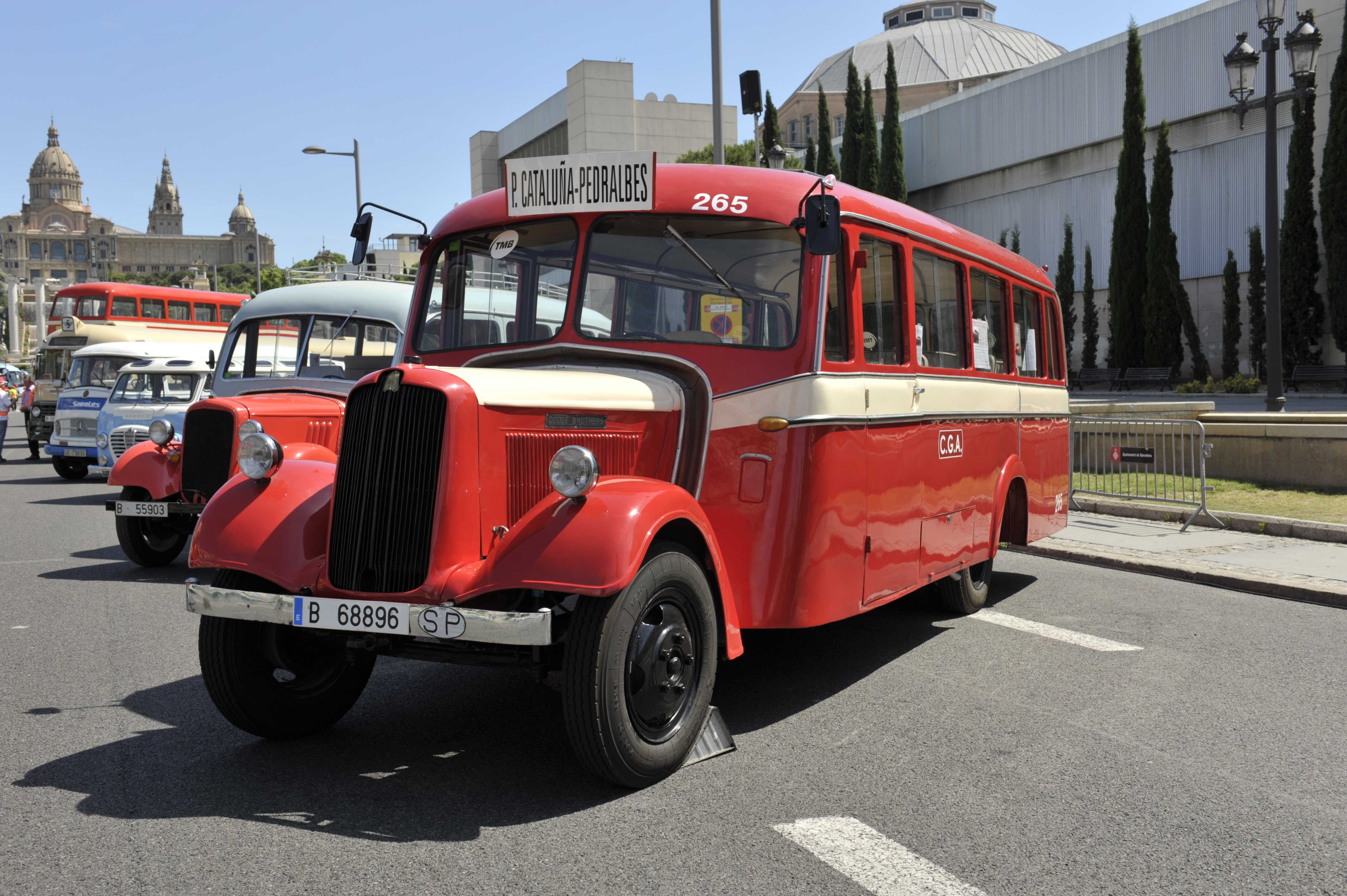 Cita per als amants del transport històric: exhibició d’autobusos clàssics a Montjuïc