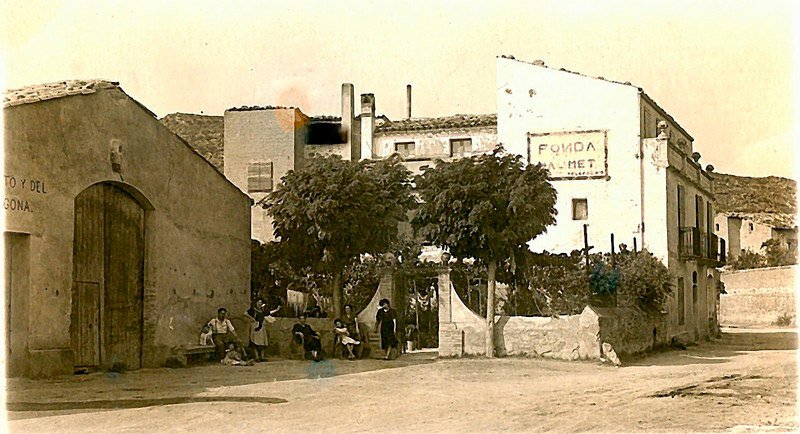 L’Hostal Jaumet, de Torà, a principi del segle XX. Val a dir que aquest establiment torna a acollir viatgers amb burres, mules o cavalls / Foto: Hostal Jaumet