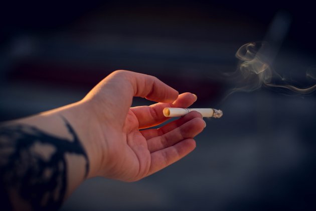 Mano sosteniendo un cigarrillo Mano sosteniendo un cigarrillo