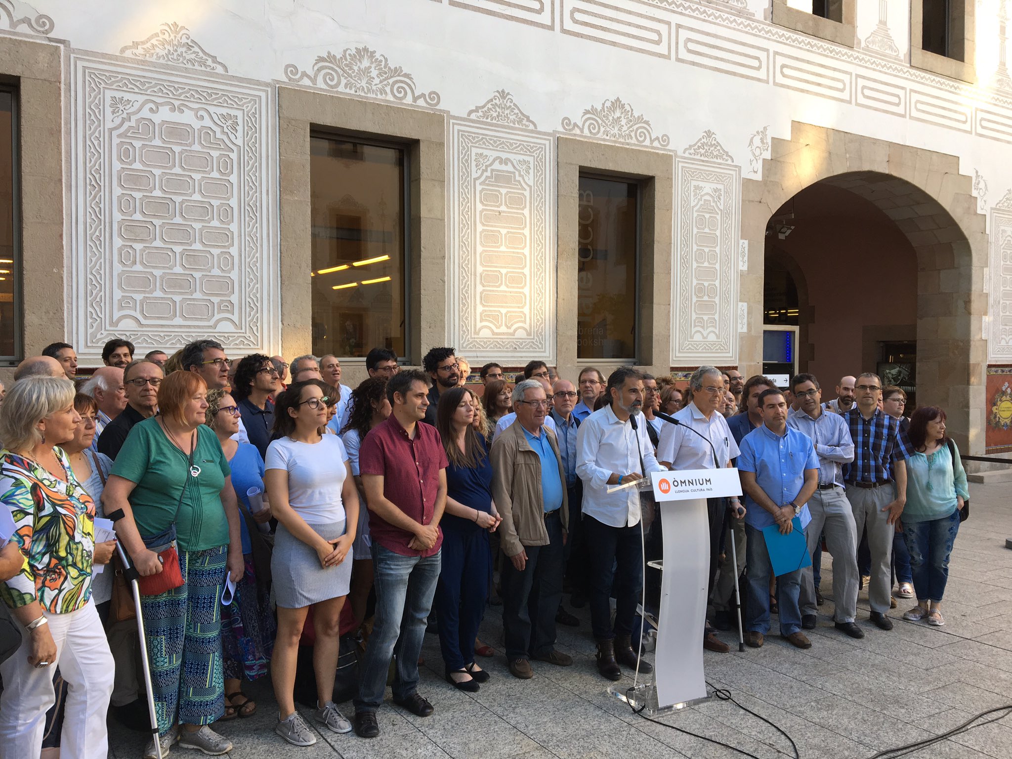 Òmnium exigeix al Govern que si guanya el 'sí' faci efectiva la independència