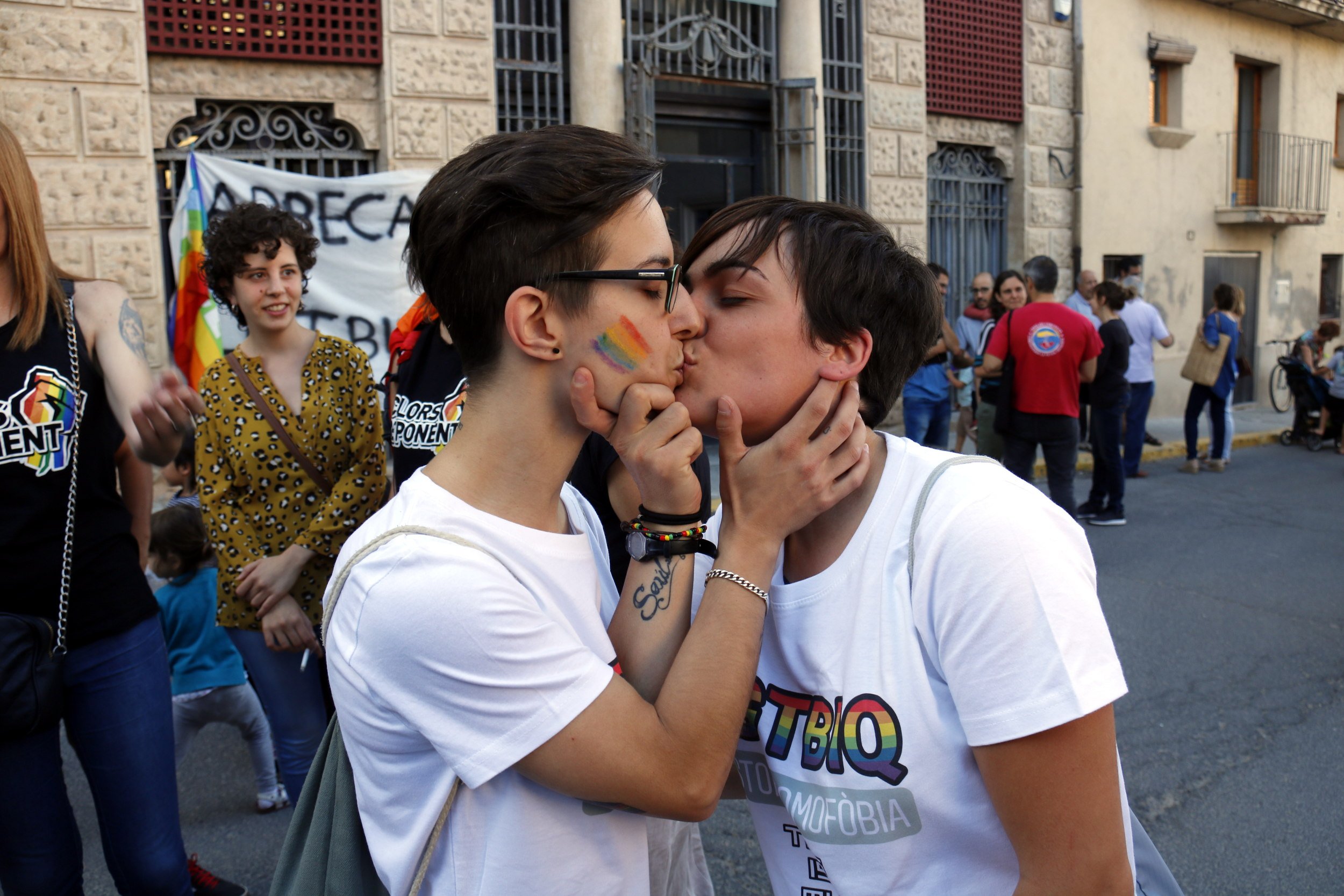 Concentració a Arbeca contra l'agressió a dues lesbianes que es feien un petó