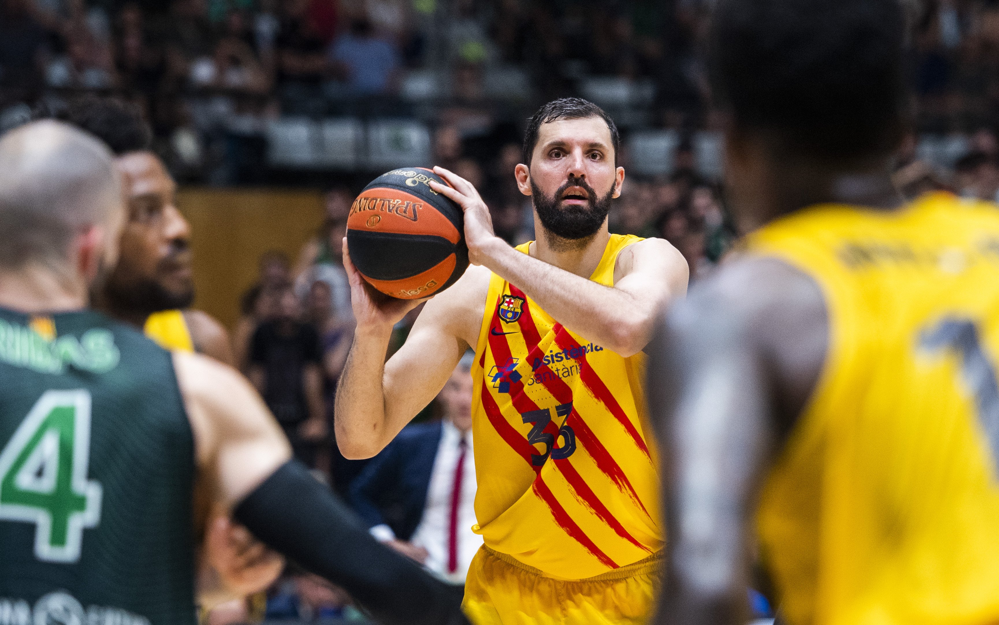 Mirotic catapulta al Barça a la final de la Liga Endesa exhibiéndose ante la Penya (60-63)